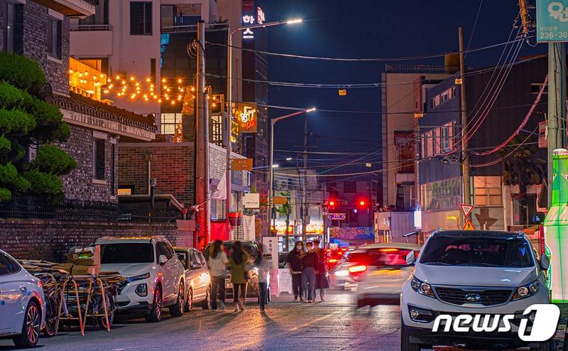 본문 이미지 - 광주 동구 동명동 카페골목 전경.(광주시 제공)/뉴스1 