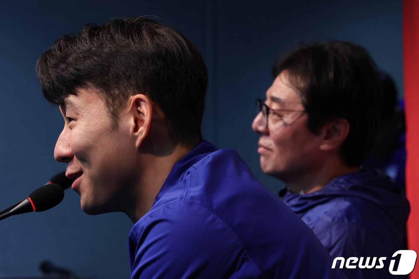 본문 이미지 - 대한민국 축구대표팀 손흥민이 20일 오후 서울 마포구 서울월드컵경기장에서 2026 국제축구연맹(FIFA) 북중미 월드컵 아시아 지역 2차 예선 태국과의 경기를 하루 앞두고 열린 기자회견에서 취재진 질문에 답하고 있다. 오른쪽은 황선홍 감독. 2024.3.20/뉴스1 ⓒ News1 김도우 기자