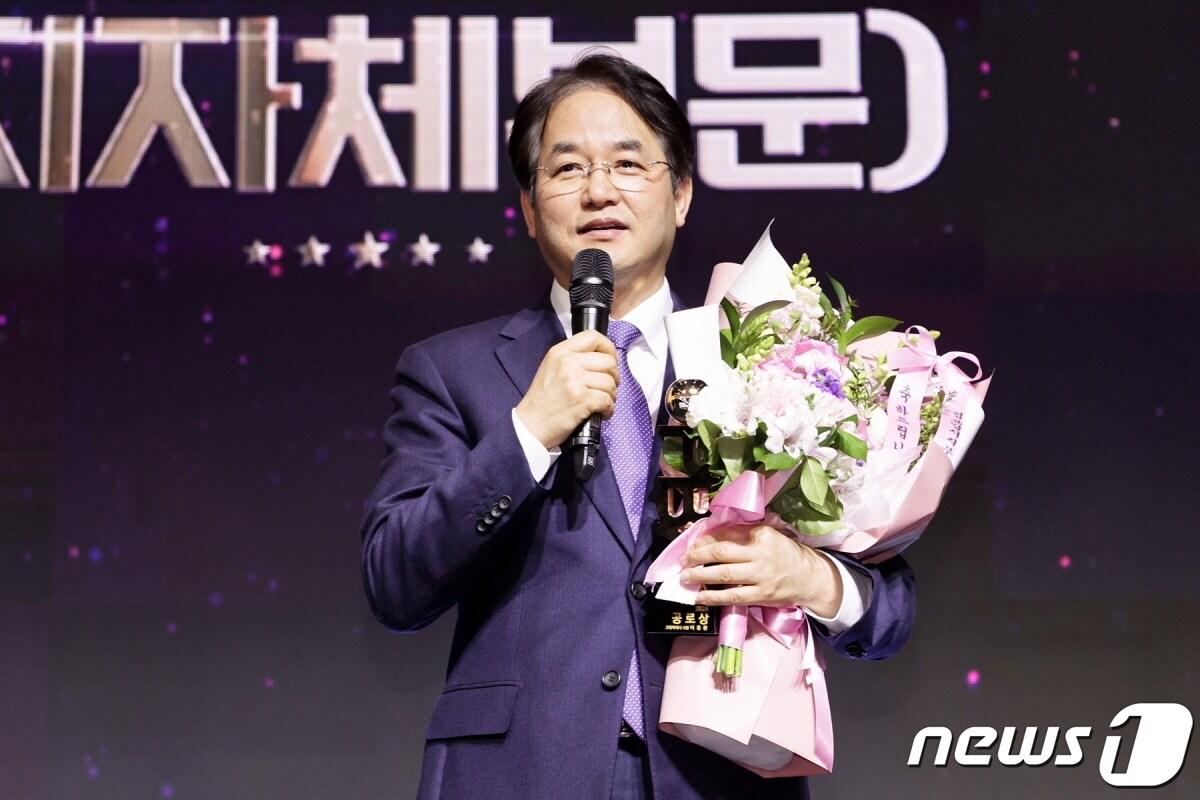 본문 이미지 - 19일 그랜드 워커힐 호텔에서 열린 프로당구협회 골든큐 시상식에서 공로상을 수상한 이동환 시장이 수상 소감을 하고 있다. (고양시 제공)