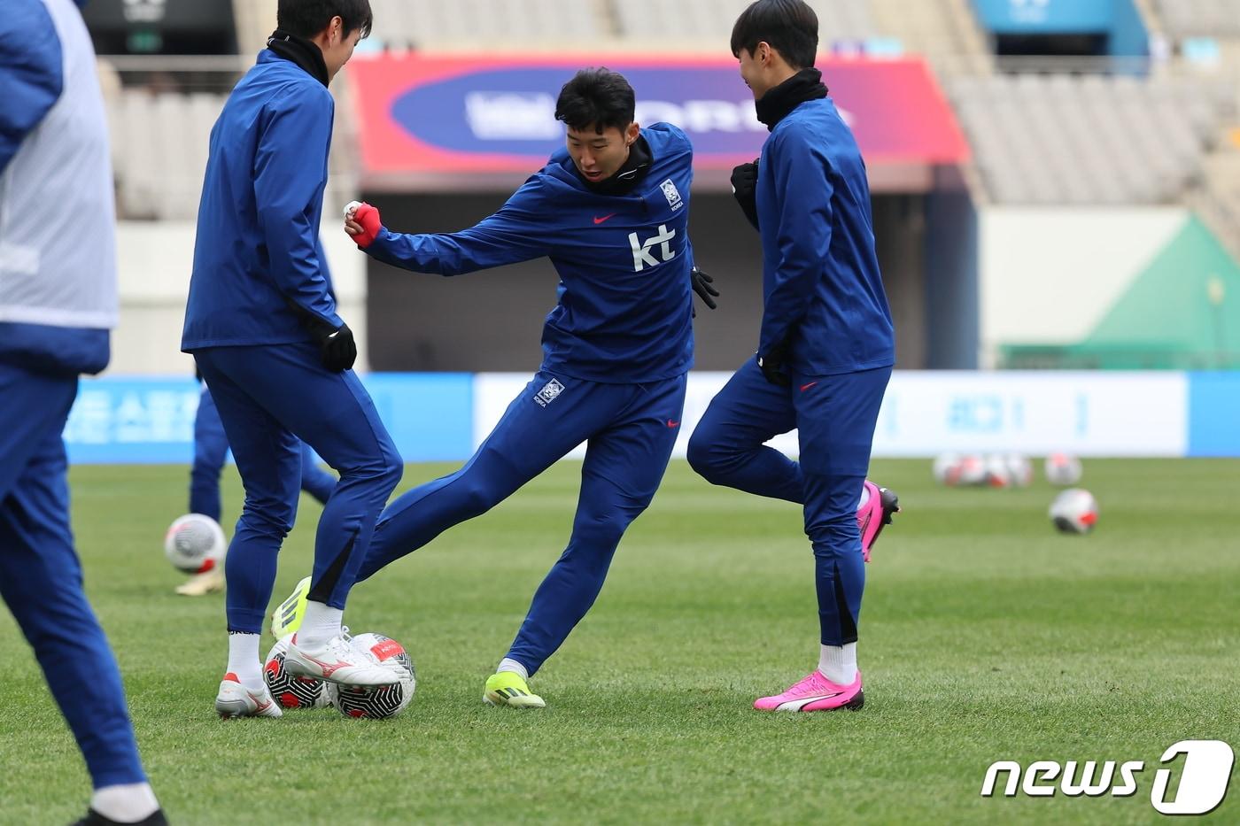 본문 이미지 - 대한민국 축구대표팀 손흥민이 20일 오후 서울 마포구 서울월드컵경기장에서 2026 국제축구연맹(FIFA) 북중미 월드컵 아시아 지역 2차 예선 태국과 경기를 하루 앞두고 훈련하고 있다. 2024.3.20/뉴스1 ⓒ News1 김도우 기자