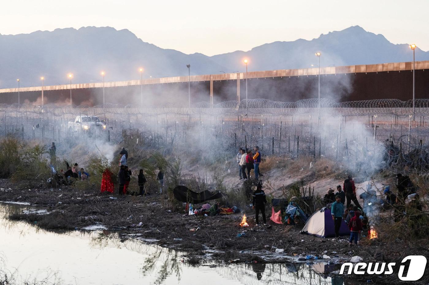 미국-멕시코 국경을 흐르는 리오그란데강에서 미국에 입국을 시도하려는 이민자들이 국경 밖에서 텐트를 치며 지내고 있다. 2024.03.19/ ⓒ 로이터=뉴스1 ⓒ News1 박재하 기자 &lt;자료사진&gt;