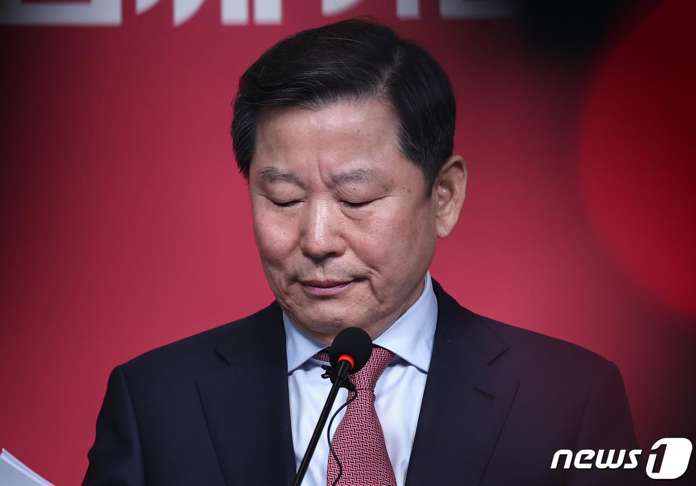 본문 이미지 - 이철규 국민의힘 인재영입위원장이 20일 오후 서울 여의도 중앙당사에서 기자회견을 하던 중 생각에 잠겨 있다. 2024.3.20/뉴스1 ⓒ News1 구윤성 기자