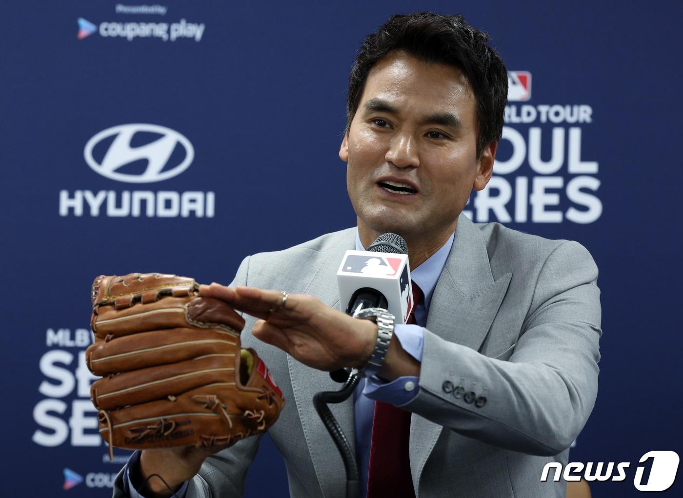 본문 이미지 - 미국프로야구(MLB) 공식 개막 서울시리즈 1차전 시구를 맡은 박찬호가 20일 오후 서울 고척스카이돔에서 가진 기자회견에서 30년 전 글러브를 가져왔다며 손가락을 가리는 부분을 설명하고 있다. 2024.3.20/뉴스1 ⓒ News1 박정호 기자