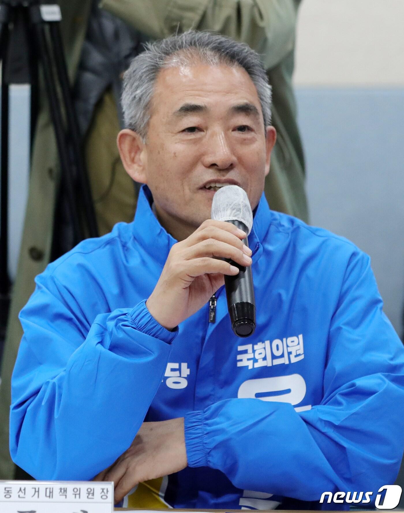 본문 이미지 - 윤준병 더불어민주당 정읍·고창 선대위원장이 20일 전북자치도 전주시 더불어민주당 전북특별자치도당에서 열린 '전북특별자치도당 선거대책위원회 제1차 회의'에 참석해 인사말을 하고 있다. 2024.3.20/뉴스1 ⓒ News1 유경석 기자