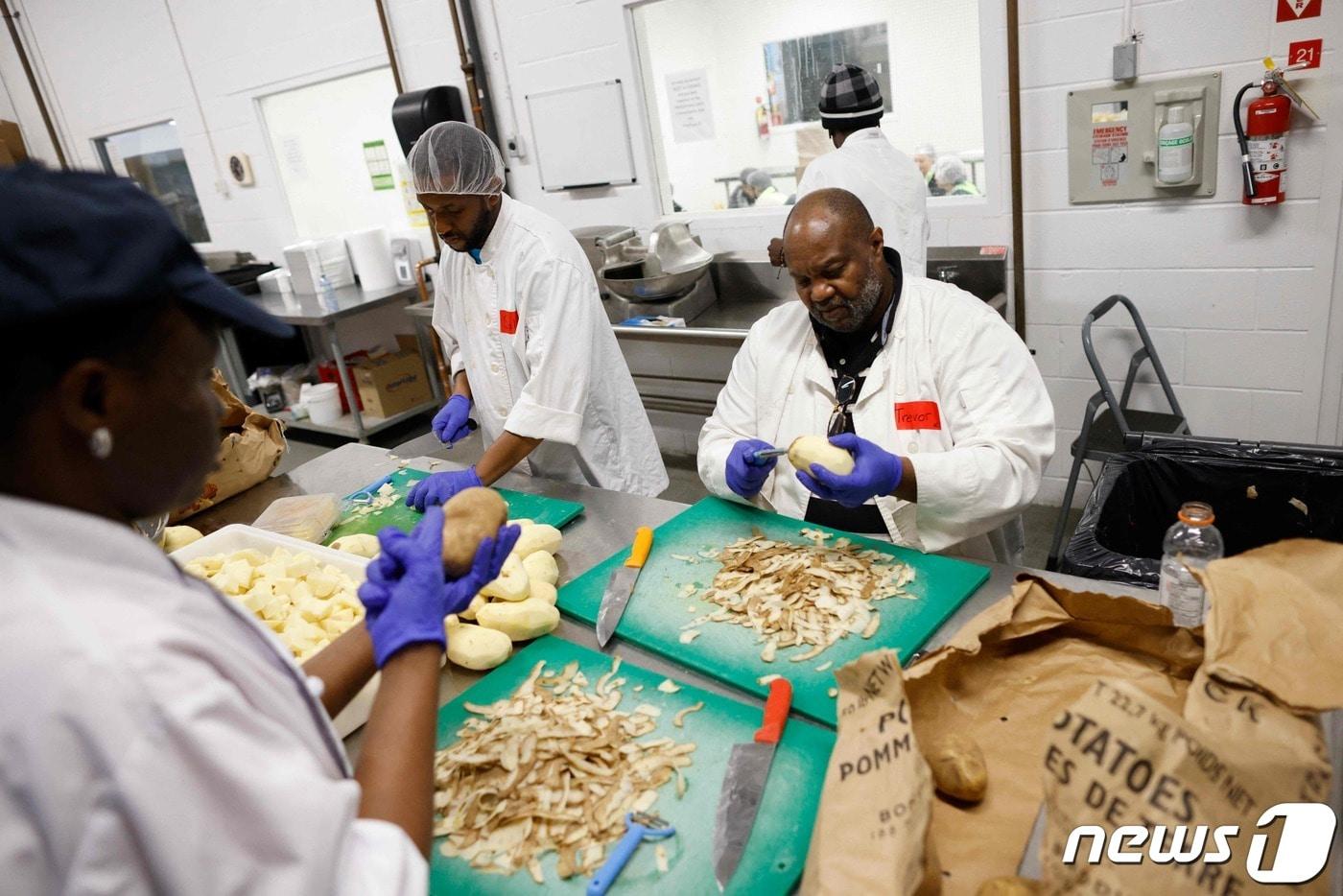 2023년 4월 캐나다 온타리오주 토론토의 한 푸드뱅크에서 자원봉사자들이 음식을 만드는 모습. 2023.4.18. ⓒ AFP=뉴스1 ⓒ News1 김성식 기자