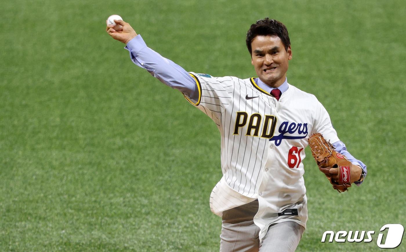 한국인 최초 메이저리거 박찬호(전 LA 다저스 선수)가 20일 서울 고척스카이돔에서 열린 미국프로야구(MLB) 공식 개막전 LA 다저스 vs 샌디에이고 파드리스 1차전 경기 시작 전 시구를 하고 있다. 2024.3.20/뉴스1 ⓒ News1 박정호 기자