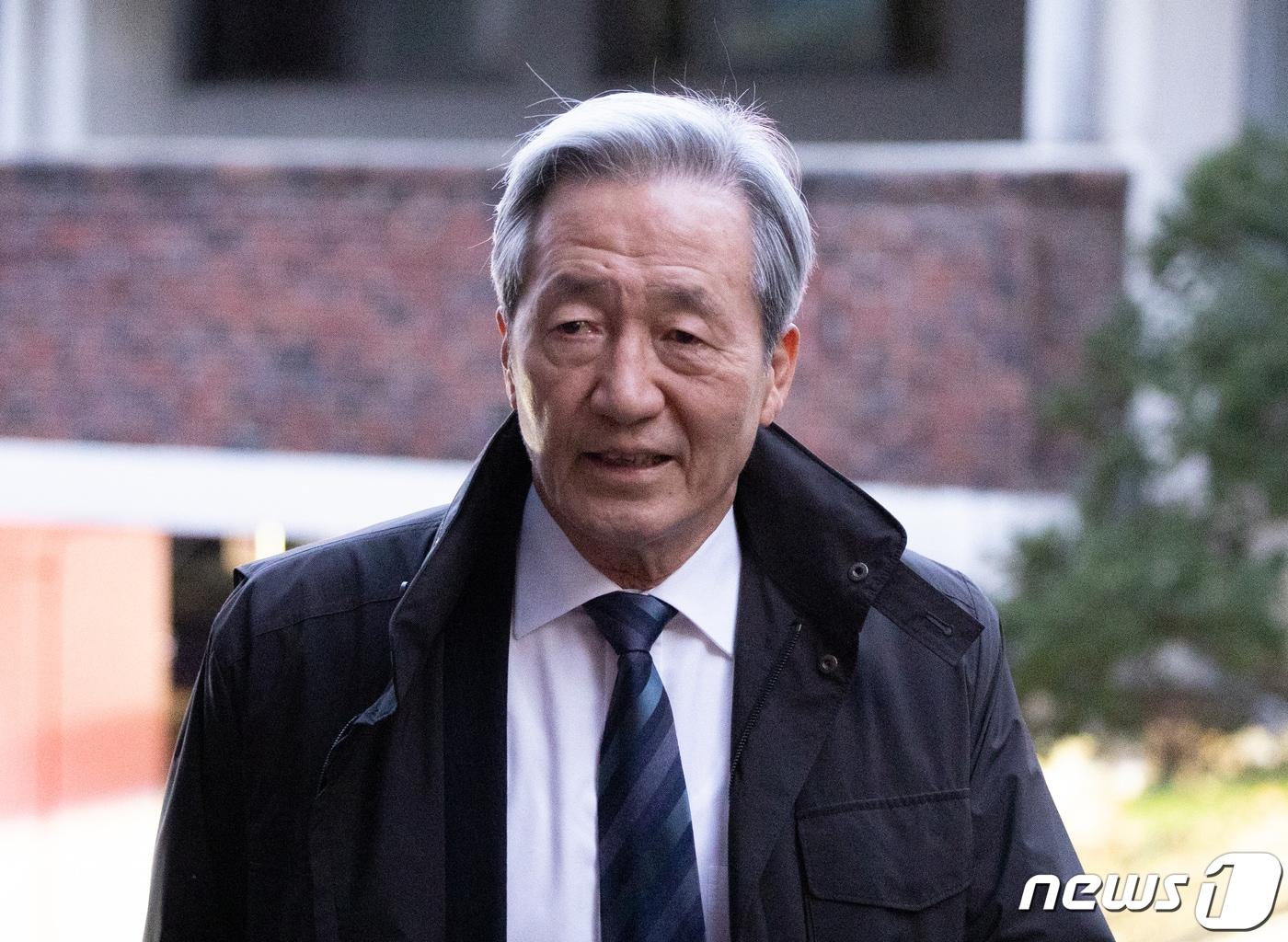 본문 이미지 - 정몽준 아산사회복지재단 이사장이 20일 오후 고 정주영 현대그룹 명예회장 23주기 제사가 열린 서울 종로구 정 회장의 청운동 옛 자택으로 들어서고 있다. 2024.3.20/뉴스1 ⓒ News1 이재명 기자