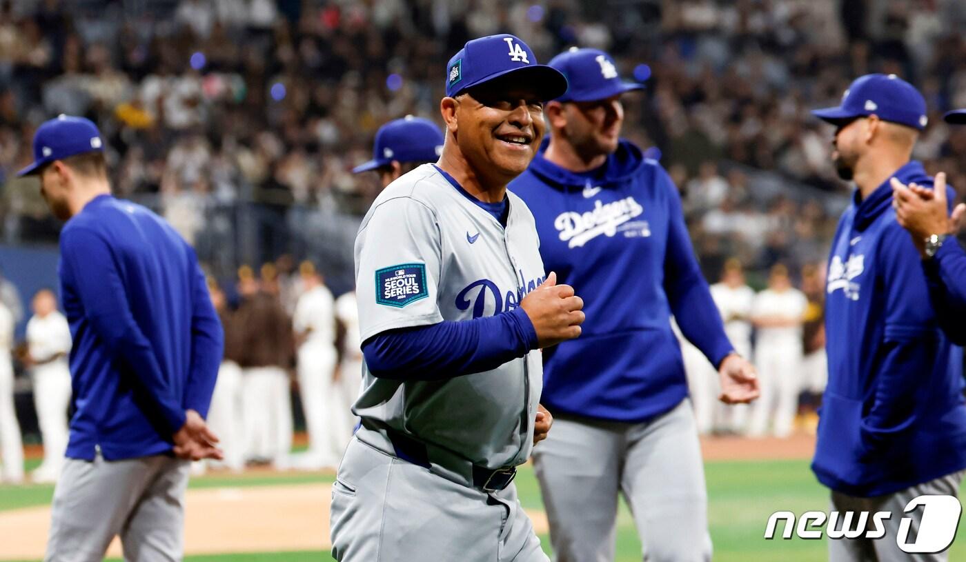 본문 이미지 - 20일 서울 고척스카이돔에서 열린 미국프로야구(MLB) 공식 개막전 LA 다저스 vs 샌디에이고 파드리스 1차전 경기, LA 다저스 데이브 로버츠 감독이 경기장으로 입장하고 있다. ⓒ News1 박정호 기자