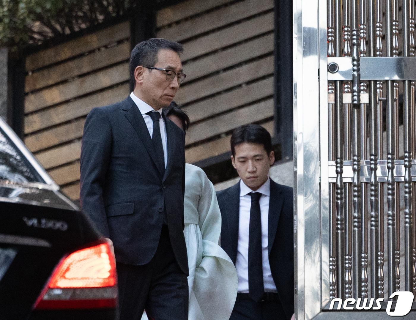 본문 이미지 - 정몽혁 현대코퍼레이션홀딩스 회장이 지난 3월 20일 오후 고 정주영 현대그룹 명예회장 23주기 제사가 열린 서울 종로구 정 회장의 청운동 옛 자택으로 들어서고 있다. 2024.3.20/뉴스1 ⓒ News1 이재명 기자