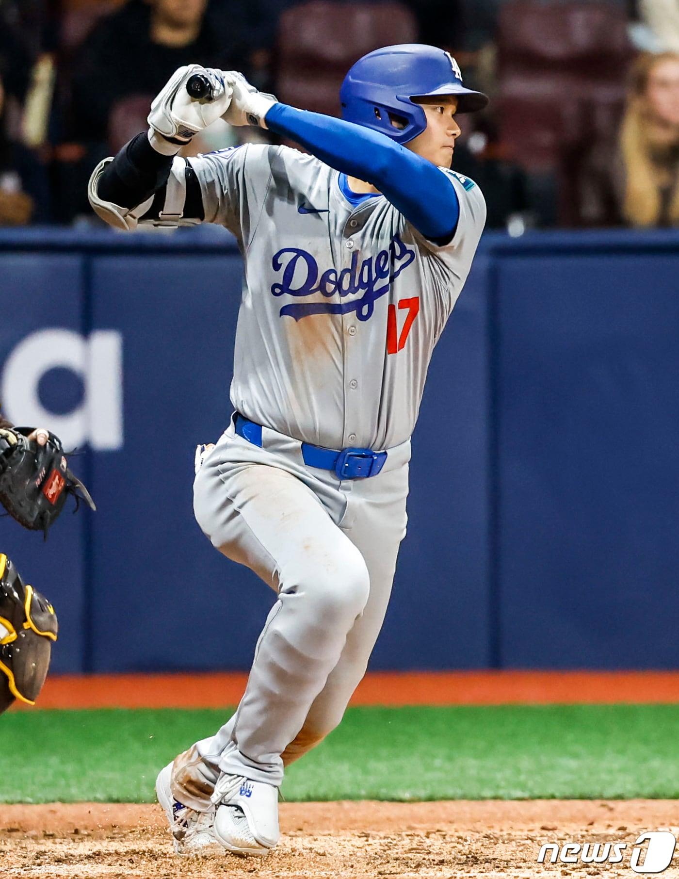 본문 이미지 - 20일 오후 서울 고척스카이돔에서 미국프로야구(MLB) 공식 개막전 LA다저스 대 샌디에이고 파드리스 1차전 경기, 5회초 무사 주자 1루 상황 LA 다저스 오타니 소헤이가 안타를 치고 있다. (공동취재) 2024.3.20/뉴스1 ⓒ News1 김진환 기자