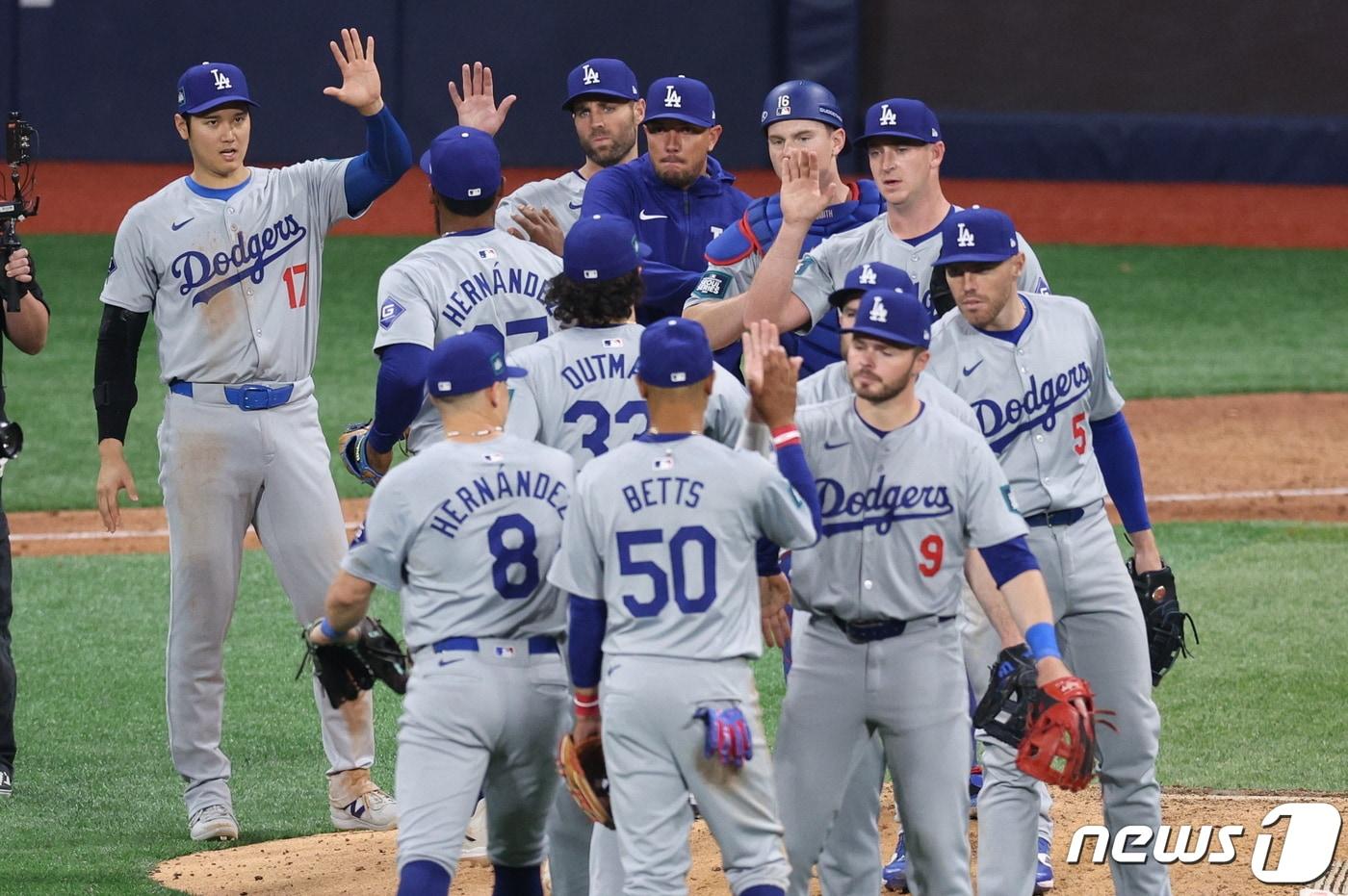 20일 서울 구로구 고척스카이돔에서 열린 2024 미국 메이저리그(MLB) 월드투어 서울시리즈 개막전 샌디에이고 파드리스와 로스엔젤레스(LA) 다저스의 경기에서 승리한 오타니를 비롯한 다저스 선수들이 자축하고 있다. 2024.3.20/뉴스1 ⓒ News1 박정호 기자