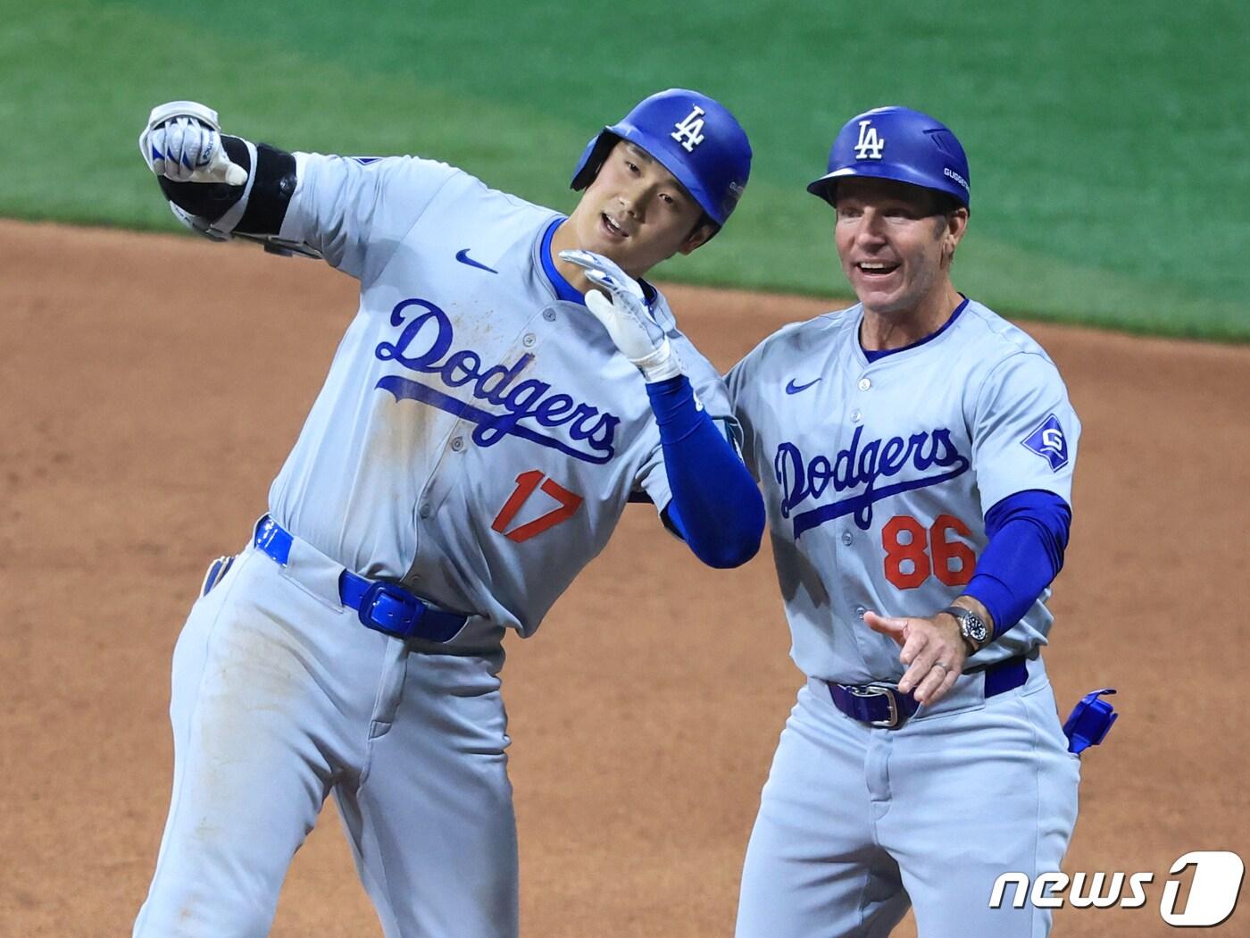 본문 이미지 - 20일 서울 구로구 고척스카이돔에서 열린 2024 미국 메이저리그(MLB) 월드투어 서울시리즈 개막전 샌디에이고 파드리스와 로스엔젤레스(LA) 다저스의 경기 8회초 1사 주자 1,2루 상황 다저스 오타니가 1타점 적시타를 날린 뒤 1루에 안착해 1루 코치와 기쁨의 세리머니를 하고 있다. 2024.3.20/뉴스1 ⓒ News1 김진환 기자