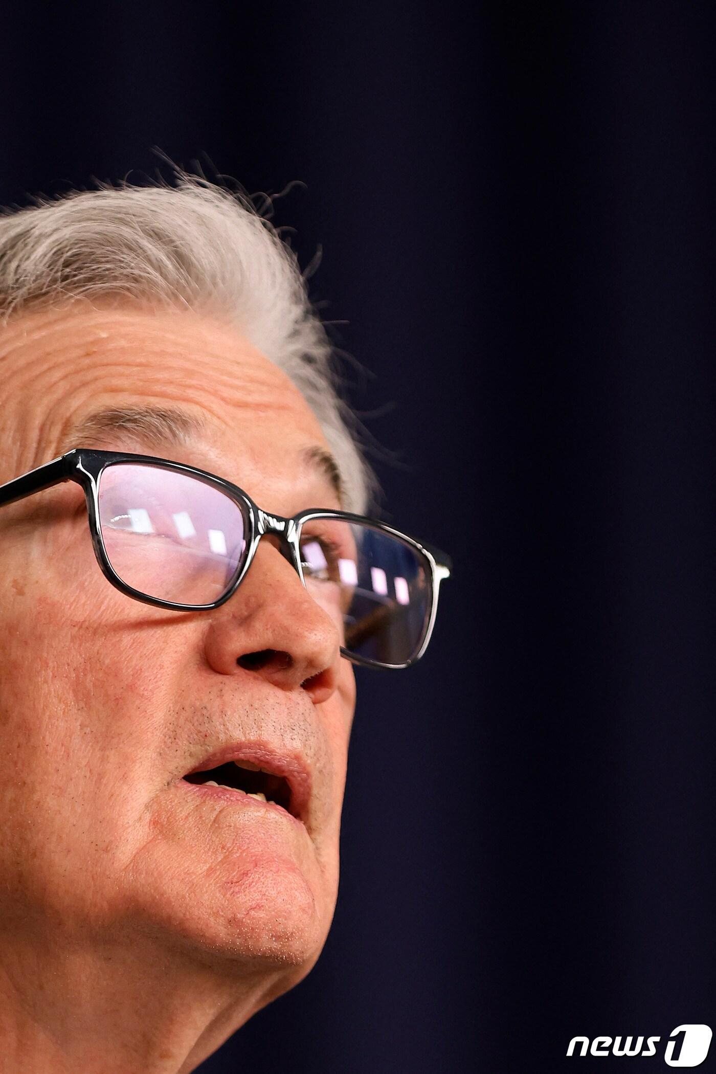 본문 이미지 - 제롬 파월 미국 연방준비제도&#40;Fed·연준&#41; 의장이 20일&#40;현지시간&#41; 워싱턴에서 FOMC가 기준금리를 5.25∼5.50%로 동결한 뒤 기자회견을 열고 “최근 인플레이션 상승세에 과잉 반응하지 않을 것이며, 이를 무시하지도 않을 것”이라고 밝히고 있다. 2024.3.21 ⓒ AFP=뉴스1 ⓒ News1 우동명 기자