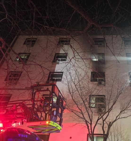 본문 이미지 - 20일 오후 11시 45분께 충남 아산시 음봉면 산수리 한 여관에서 불이 나 1명이 숨졌다. (아산소방서 제공)