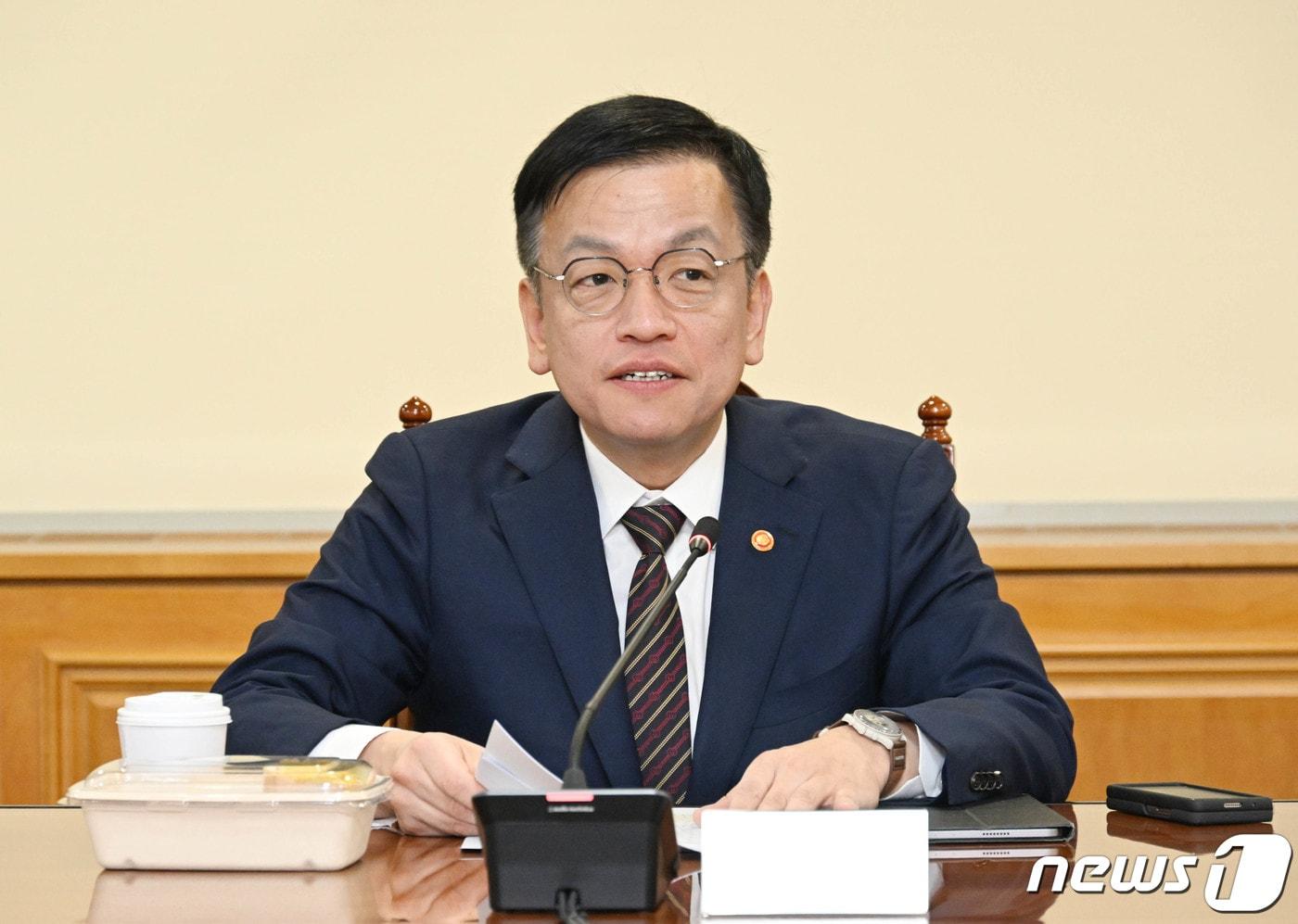 본문 이미지 - 최상목 경제부총리 겸 기획재정부 장관이 21일 서울 중구 은행연합회에서 열린 비상거시경제금융회의를 주재하고 있다. (기획재정부 제공) 2024.3.21/뉴스1