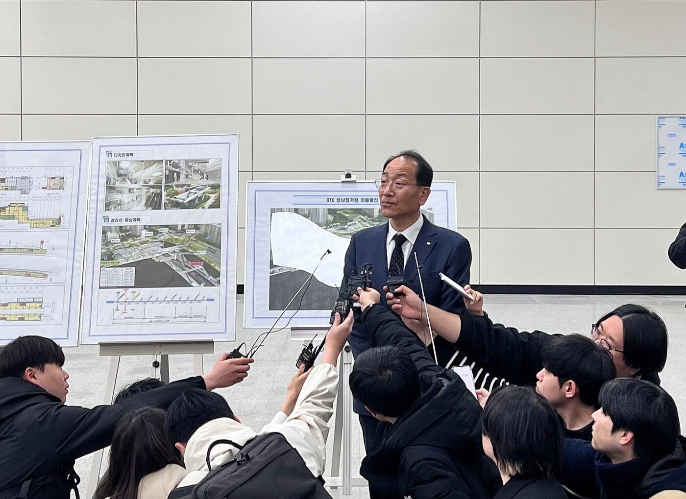 본문 이미지 - 이성해 국가철도공단 이사장이 기자들 질문에 답하고 있다. /신현우 기자