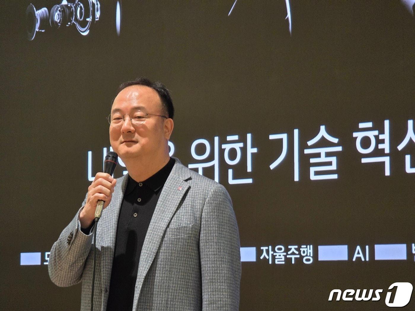 본문 이미지 - 문혁수 LG이노텍 신임 최고경영자(CEO)가 21일 서울 강서구 마곡 본사에서 열린 정기 주주총회 직후 기자간담회에서 발언하고 있다. 2024. 3. 21/뉴스1