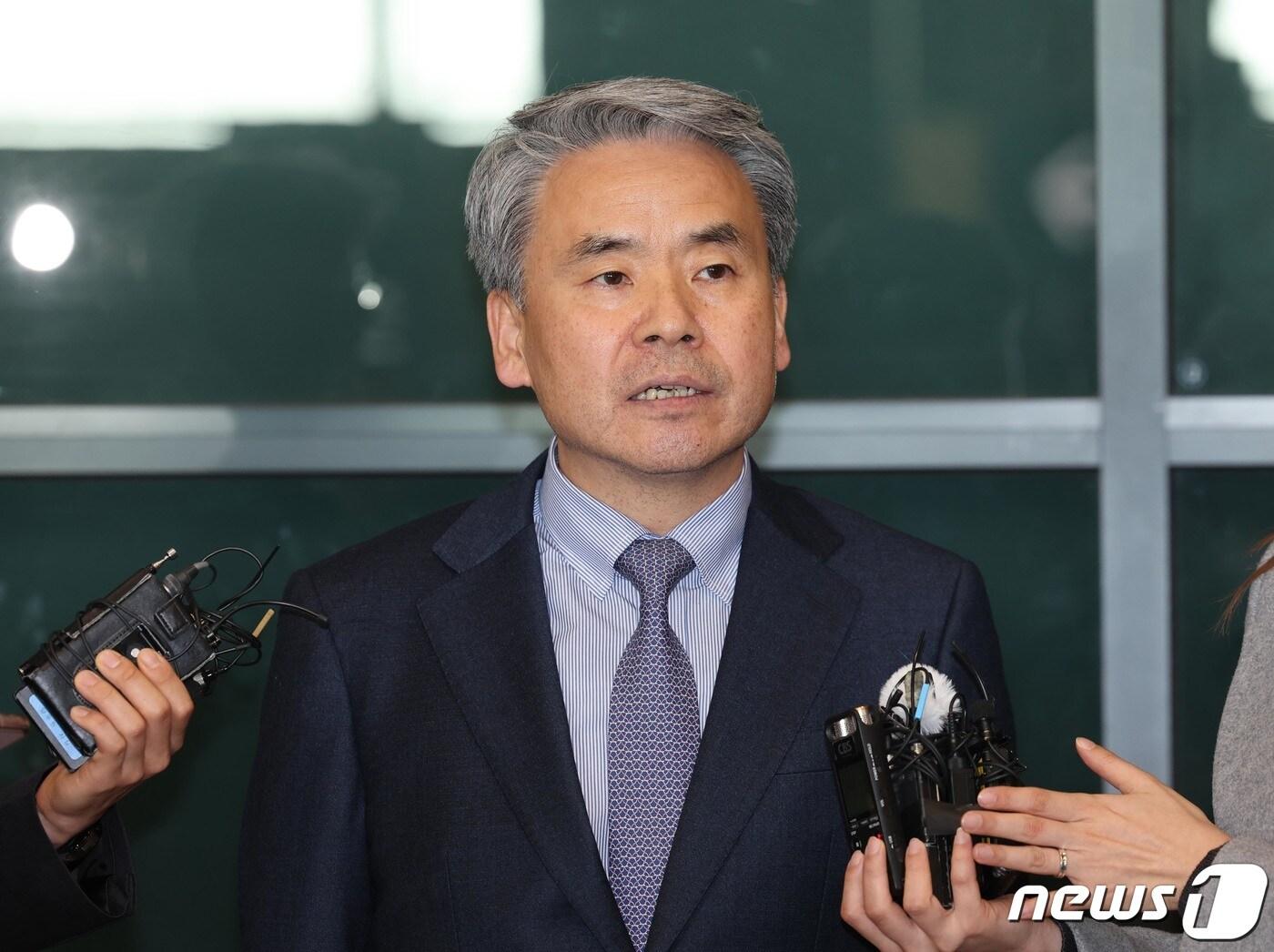 본문 이미지 - 공수처의 수사 회피를 위해 '도피성 출국' 논란을 일으킨 이종섭 주 호주대사가 21일 오전 인천국제공항 제1터미널을 통해 귀국한 후 취재진의 질문에 답하고 있다. 지난 10일 호주대사로 부임한 이 대사는 지난해 국방부 장관 재직 시절 해병대 채모 상병 사망사건 조사에 외압을 행사했단 의혹을 받고 정치권으로부터 '도피성 출국'이라는 비판을 받아 왔다. (공동취재) 2024.3.21/뉴스1 ⓒ News1 신웅수 기자