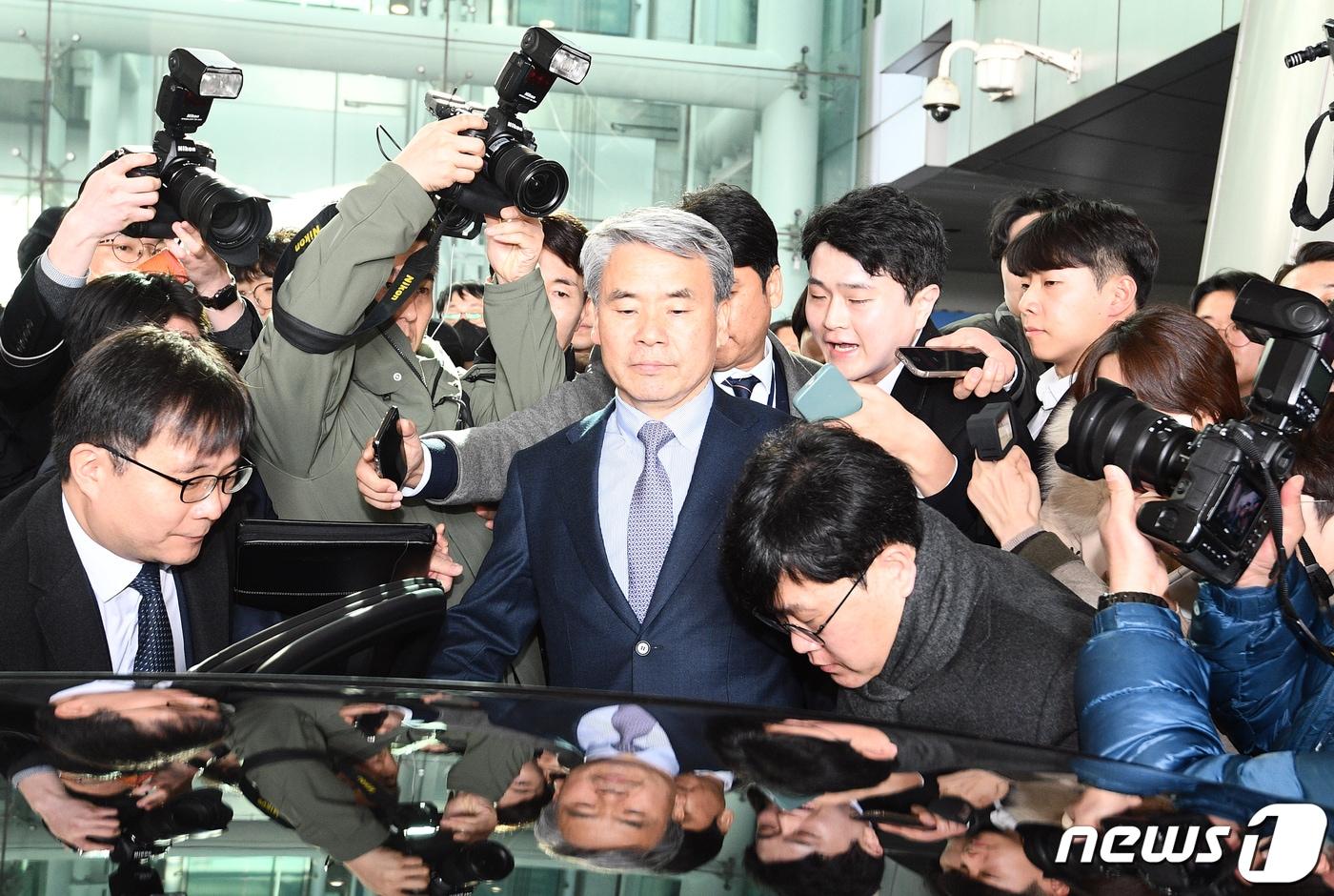 '해외 도피' 논란을 일으킨 이종섭 주 호주 대사가 21일 오전 인천국제공항을 통해 귀국한 후 차량에 오르고 있다. 지난 10일 호주대사로 부임한 이 대사는 지난해 국방부 장관 재직 시절 해병대 채모 상병 사망사건 조사에 외압을 행사했단 의혹을 받고 정치권으로부터 '도피성 출국'이라는 비판을 받아 왔다. (공동취재) 2024.3.21/뉴스1 ⓒ News1 신웅수 기자