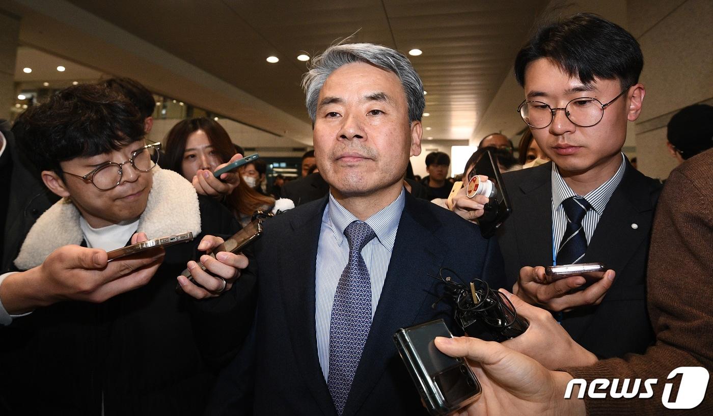 &#39;해외 도피&#39; 논란을 일으킨 이종섭 주 호주 대사가 21일 오전 인천국제공항 제1터미널을 통해 귀국한 후 차량으로 이동하고 있다. 지난 10일 호주대사로 부임한 이 대사는 지난해 국방부 장관 재직 시절 해병대 채모 상병 사망사건 조사에 외압을 행사했단 의혹을 받고 정치권으로부터 &#39;도피성 출국&#39;이라는 비판을 받아 왔다. &#40;공동취재&#41; 2024.3.21/뉴스1 ⓒ News1 신웅수 기자