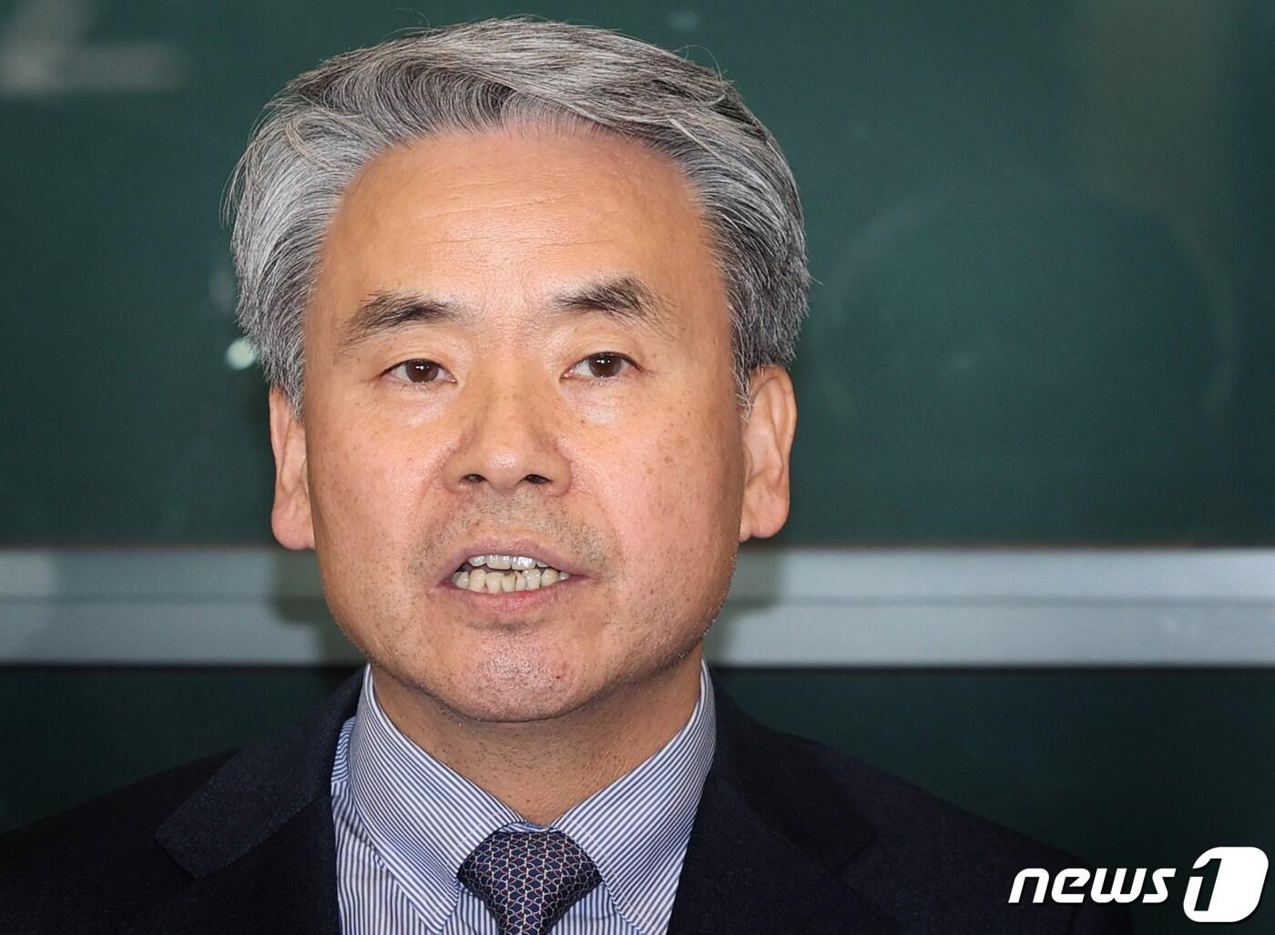본문 이미지 - '해외 도피' 논란을 일으킨 이종섭 주호주대사가 21일 인천국제공항 1터미널을 통해 귀국하고 있다. (공동취재) 2024.3.21/뉴스1 ⓒ News1 신웅수 기자