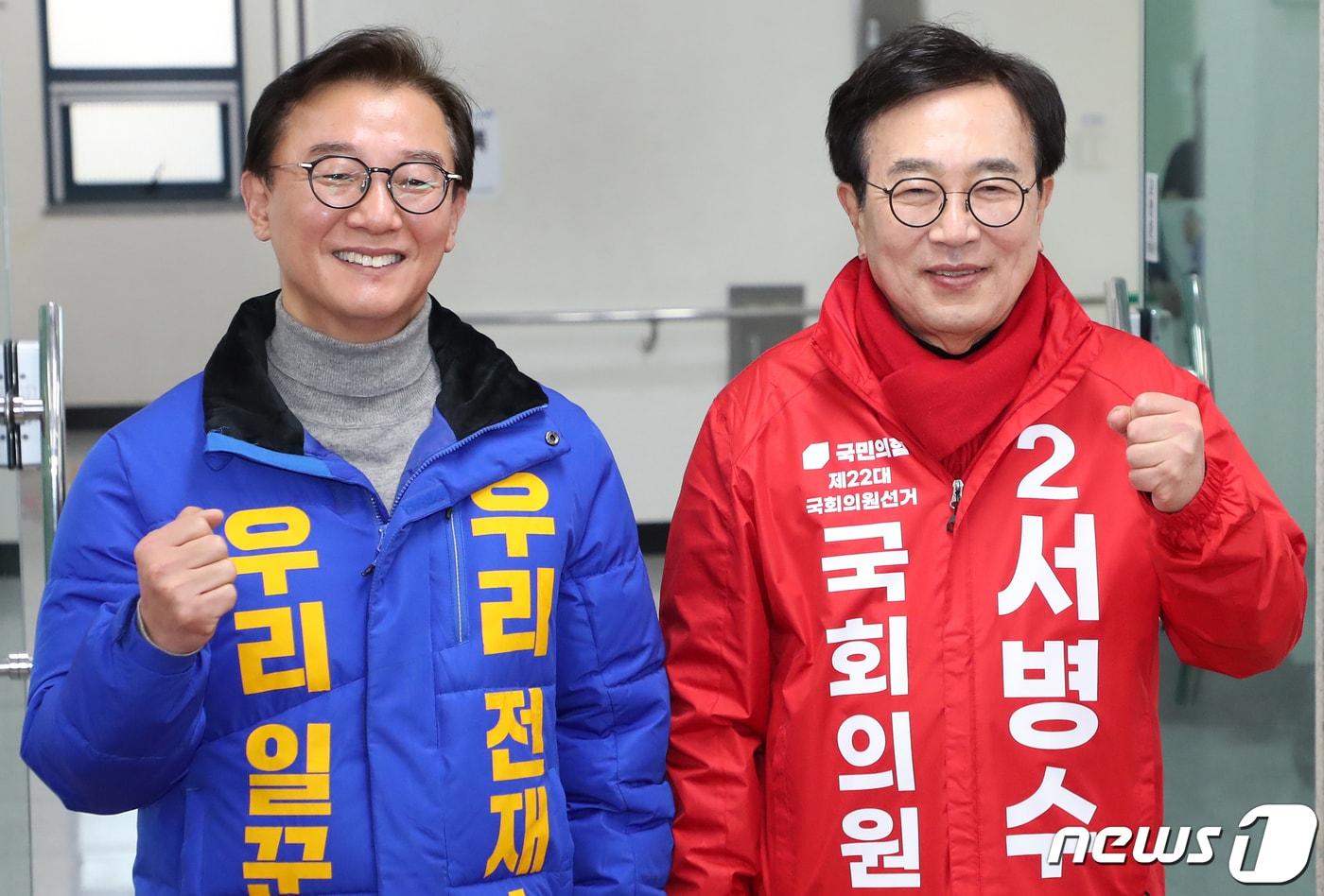 본문 이미지 - 제22대 국회의원을 뽑는 4·10 총선 후보자 등록이 시작된 21일 오전 부산 북갑에 출마하는 국민의힘 서병수 후보(오른쪽)와 더불어민주당 전재수 후보가 후보자 등록을 마친 뒤 파이팅을 외치고 있다. 2024.3.21/뉴스1 ⓒ News1 윤일지 기자