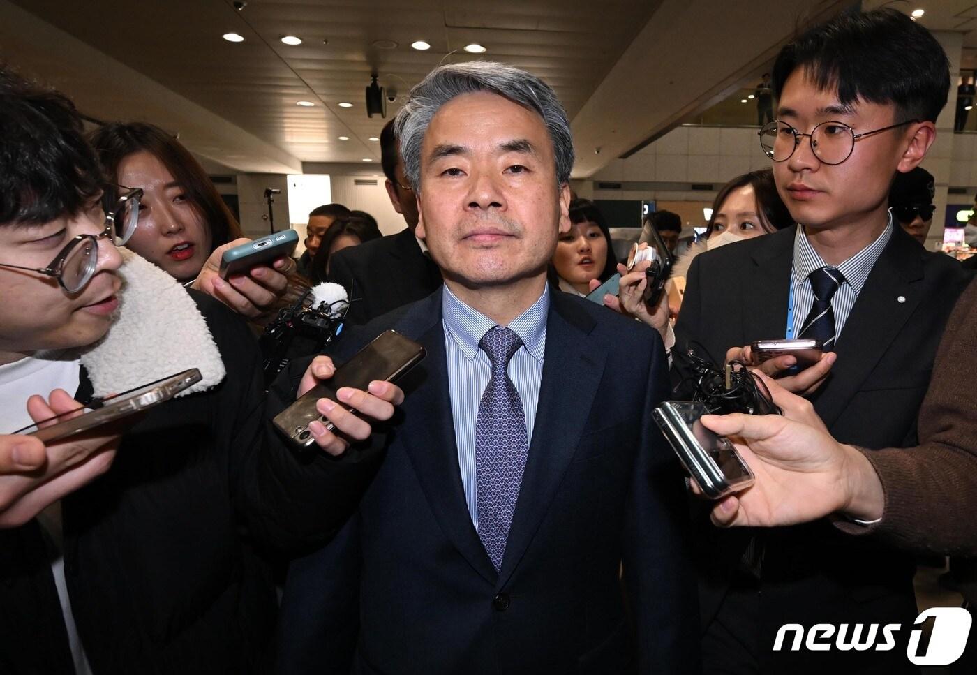 '해외 도피' 논란을 일으킨 이종섭 주 호주 대사가 21일 오전 인천국제공항 제1터미널을 통해 귀국한 후 차량으로 이동하고 있다. (공동취재) 2024.3.21/뉴스1 ⓒ News1 신웅수 기자