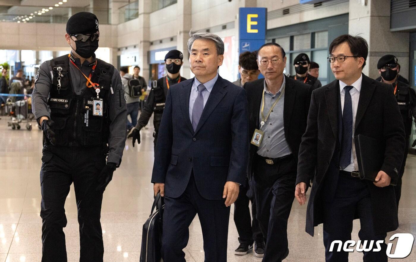 본문 이미지 -  이종섭 주호주대사가 21일 인천국제공항 1터미널을 통해 귀국하고 있다. (공동취재) 2024.3.21/뉴스1 ⓒ News1 신웅수 기자