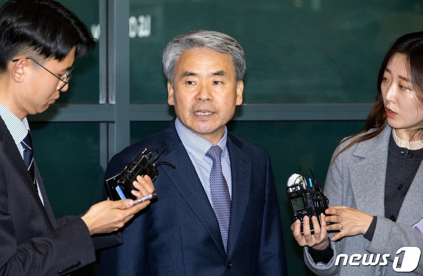 '해외 도피' 논란을 일으킨 이종섭 주호주대사가 21일 인천국제공항 1터미널을 통해 귀국하고 있다. 지난 10일 호주대사로 부임한 이 대사는 지난해 국방부 장관 재직 시절 해병대 채모 상병 사망사건 조사에 외압을 행사했단 의혹을 받고 정치권으로부터 '도피성 출국'이라는 비판을 받아 왔다. (공동취재) 2024.3.21/뉴스1 ⓒ News1 신웅수 기자