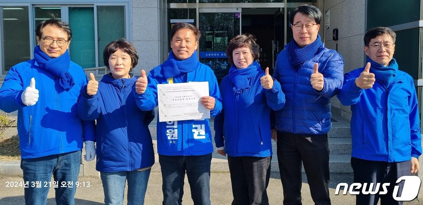 본문 이미지 - 김현권 더불어민주당 구미을 후보(왼쪽 세번째)가 21일 구미시선관위에 후보로 등록한 뒤 캠프 관계자들과 기념사진을 찍고 있다. (김현권 캠프 제공) 2024.3.21/뉴스1 ⓒ News1 정우용 기자