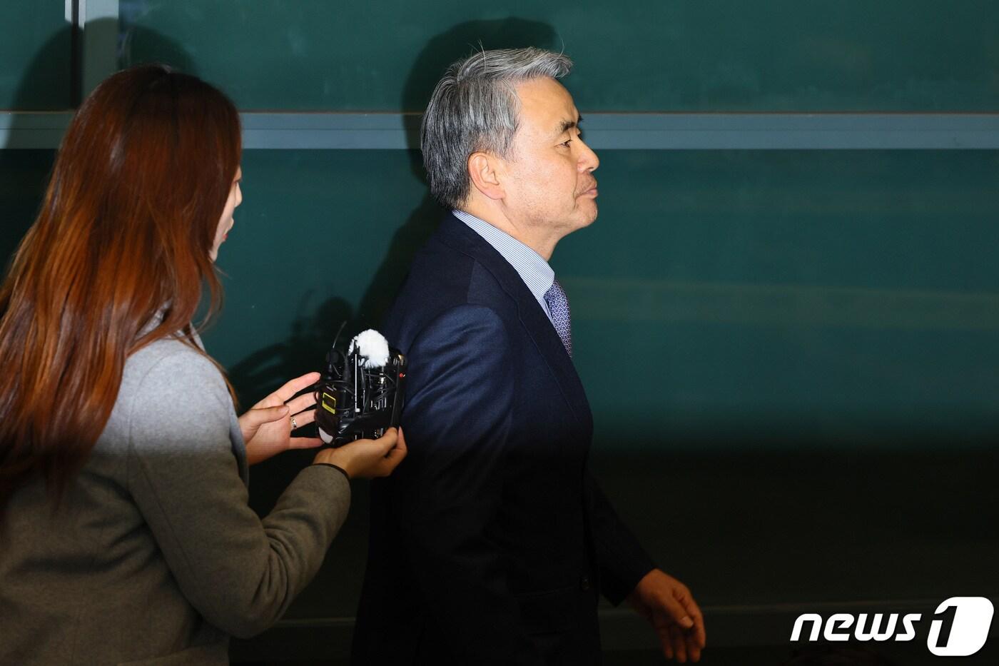 '해외 도피' 논란을 일으킨 이종섭 주호주대사가 21일 인천국제공항 1터미널을 통해 귀국하고 있다. 지난 10일 호주대사로 부임한 이 대사는 지난해 국방부 장관 재직 시절 해병대 채모 상병 사망사건 조사에 외압을 행사했단 의혹을 받고 정치권으로부터 '도피성 출국'이라는 비판을 받아 왔다. (공동취재) 2024.3.21/뉴스1 ⓒ News1 신웅수 기자