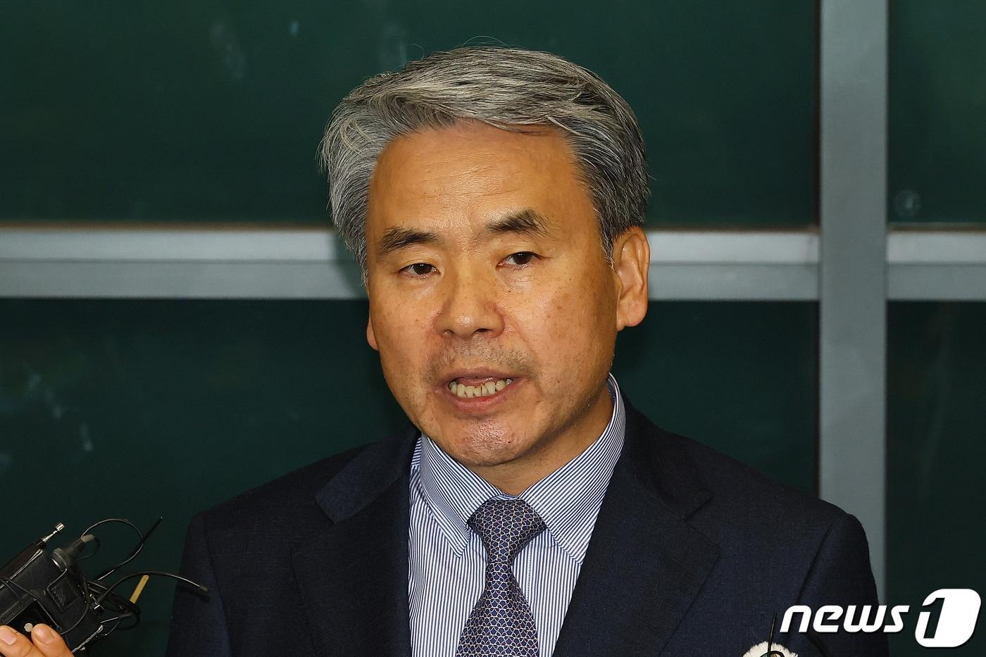 '해외 도피' 논란을 일으킨 이종섭 주호주대사가 21일 인천국제공항 1터미널을 통해 귀국하고 있다. 지난 10일 호주대사로 부임한 이 대사는 지난해 국방부 장관 재직 시절 해병대 채모 상병 사망사건 조사에 외압을 행사했단 의혹을 받고 정치권으로부터 '도피성 출국'이라는 비판을 받아 왔다. (공동취재) 2024.3.21/뉴스1 ⓒ News1 신웅수 기자