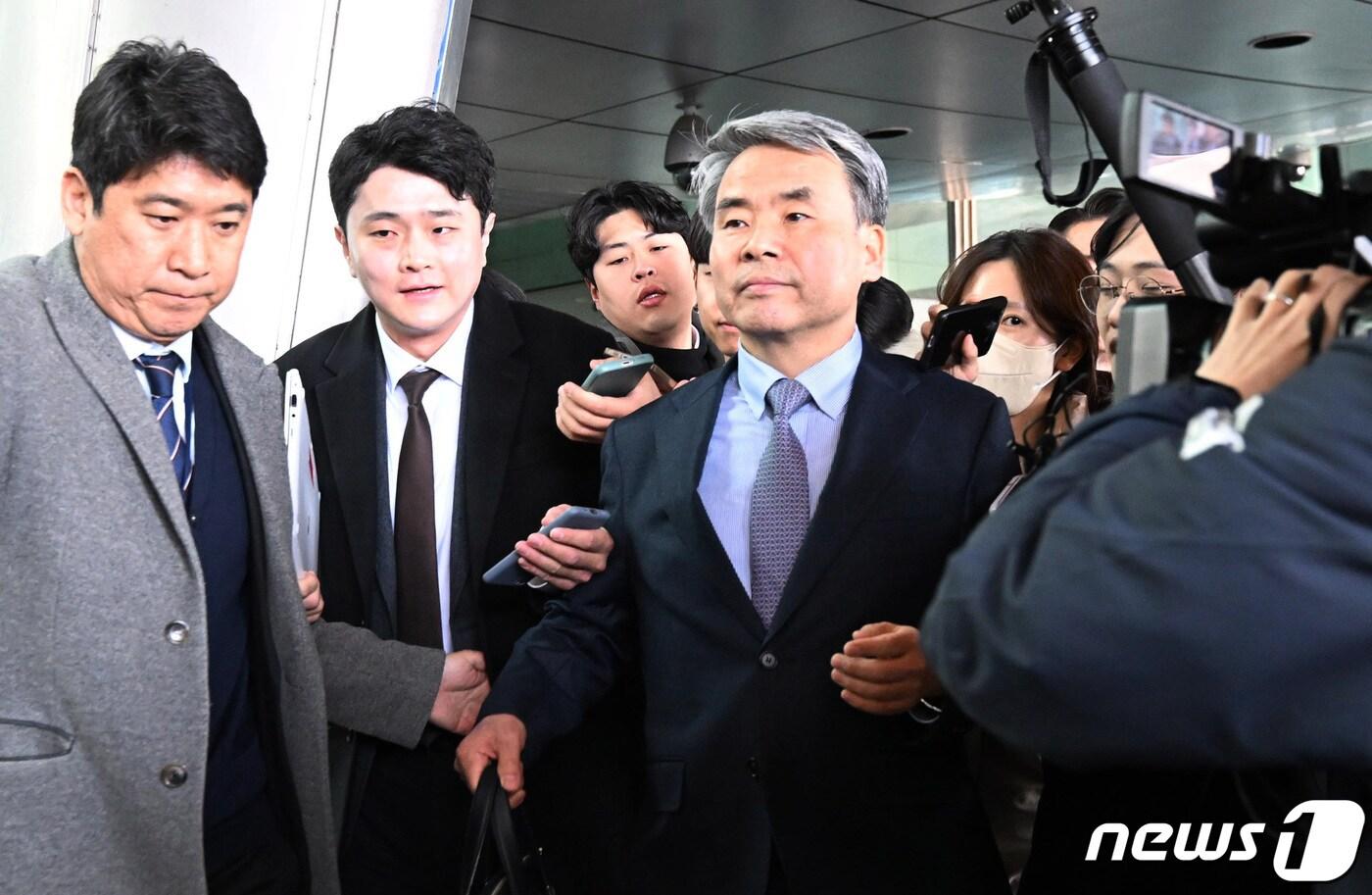 '해외 도피' 논란을 일으킨 이종섭 주호주대사가 21일 인천국제공항 1터미널을 통해 귀국하고 있다. 지난 10일 호주대사로 부임한 이 대사는 지난해 국방부 장관 재직 시절 해병대 채모 상병 사망사건 조사에 외압을 행사했단 의혹을 받고 정치권으로부터 '도피성 출국'이라는 비판을 받아 왔다. (공동취재) 2024.3.21/뉴스1 ⓒ News1 신웅수 기자