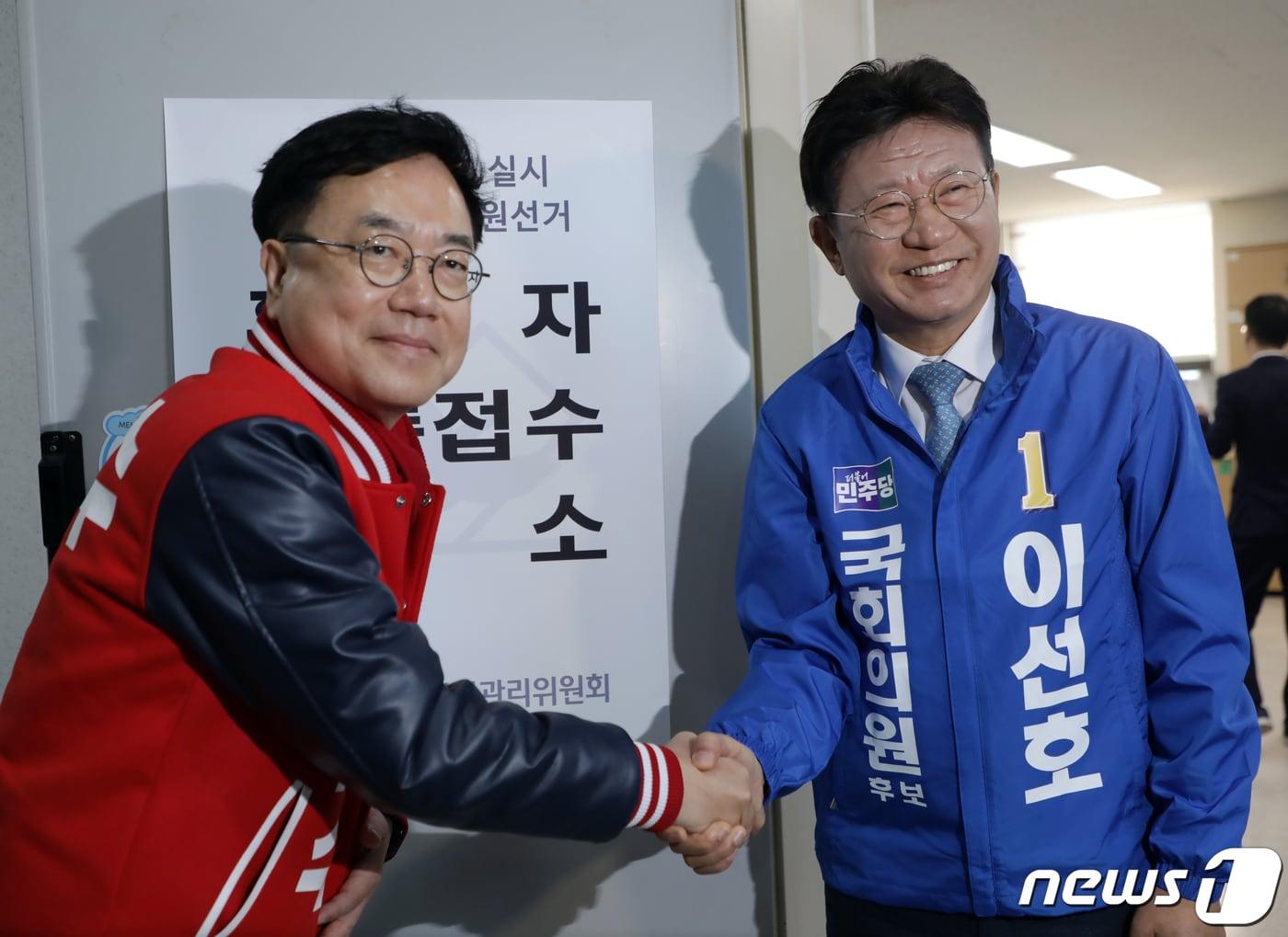 본문 이미지 - 국민의힘 서범수 후보(왼쪽)과 더불어민주당 이선호 후보가 21일 울산선거관리위원회에서 제22대 총선 울산 울주군 후보자 등록을 하고 나와 악수를 하고 있다.2024.3.21/뉴스1 ⓒ News1 김지혜 기자