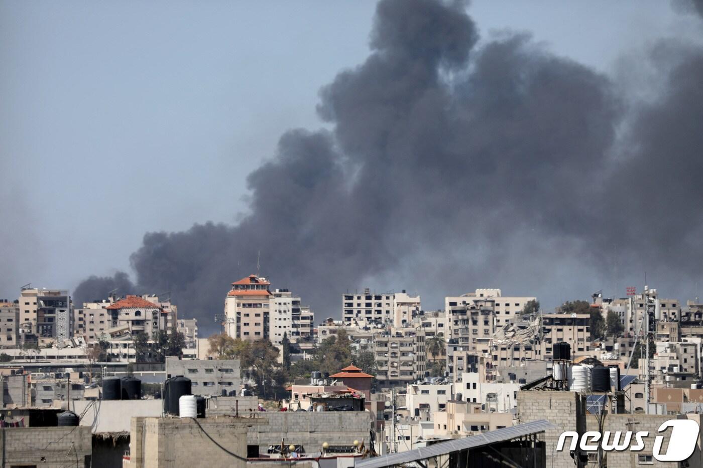 20일(현지시간) 팔레스타인 무장정파 하마스와 전쟁 중인 이스라엘 군의 포격을 받은 가자 지구 최대 규모의 알시파 병원에서 연기가 솟아 오르고 있다. 2024.3.21 ⓒ 로이터=뉴스1 ⓒ News1 우동명 기자