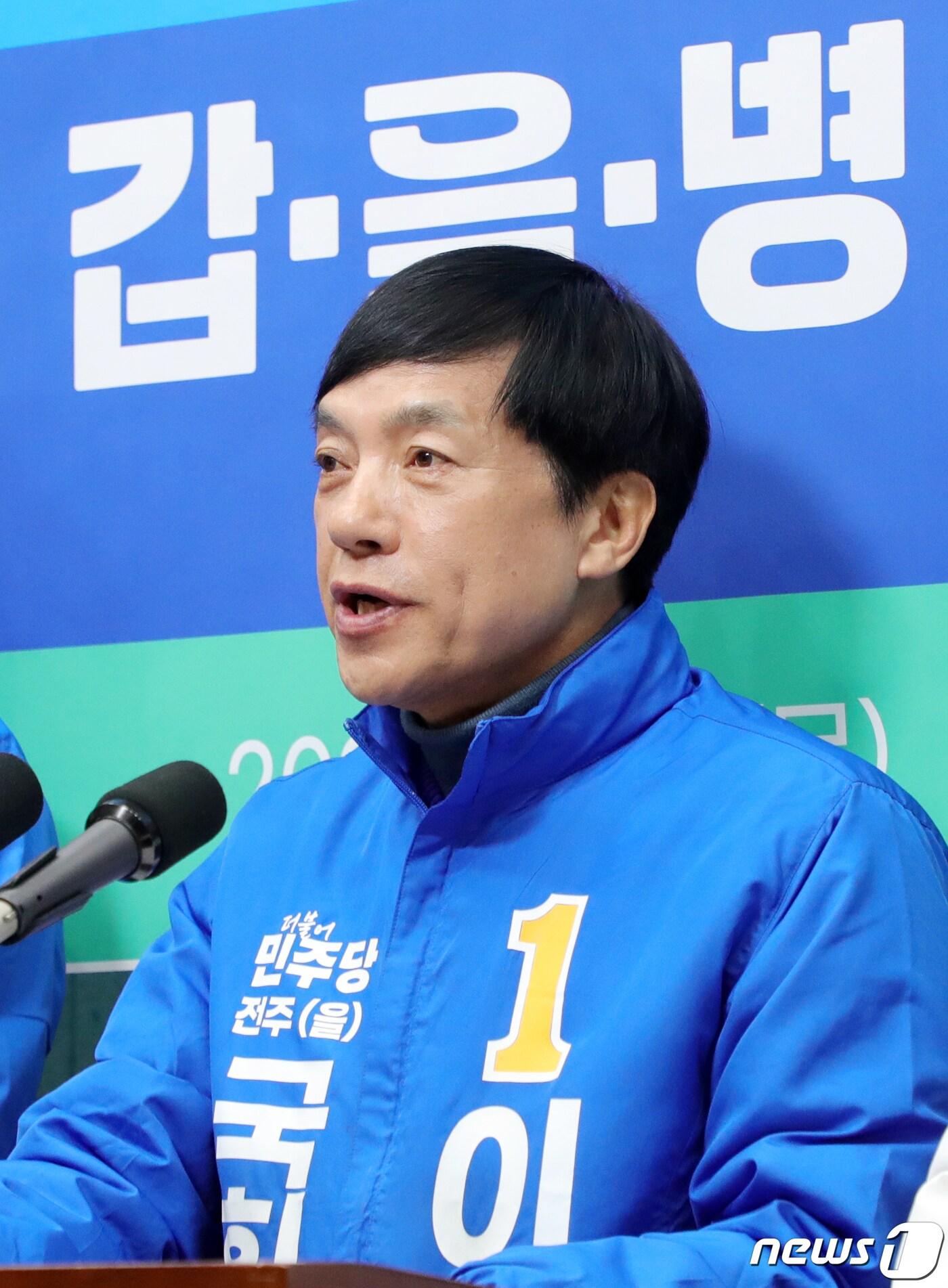 본문 이미지 - 이성윤 더불어민주당 전주을 후보가 21일 전북자치도 전주시 전북특별자치도의회에서 민주당 전주시 갑·을·병 후보연대 기자회견을 열고 질의에 답변을 하고 있다. 2024.3.21/뉴스1 ⓒ News1 유경석 기자