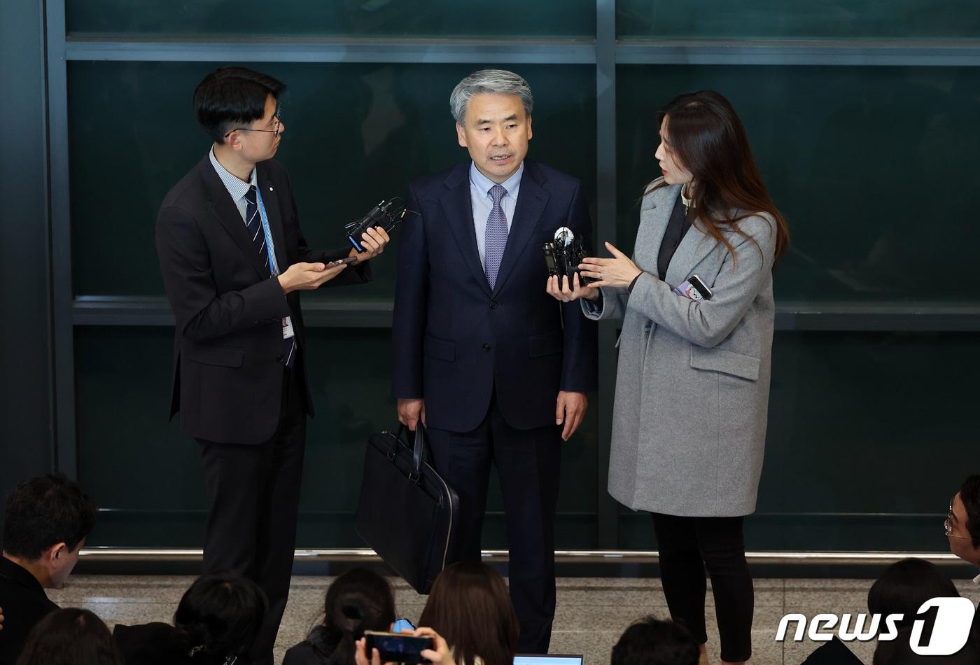 본문 이미지 - '해외 도피' 논란을 일으킨 이종섭 주 호주 대사가 21일 오전 인천국제공항 제1터미널을 통해 귀국한 후 취재진의 질문에 답하고 있다. 지난 10일 호주대사로 부임한 이 대사는 지난해 국방부 장관 재직 시절 해병대 채모 상병 사망사건 조사에 외압을 행사했단 의혹을 받고 정치권으로부터 '도피성 출국'이라는 비판을 받아 왔다. (공동취재) 2024.3.21/뉴스1 ⓒ News1 신웅수 기자