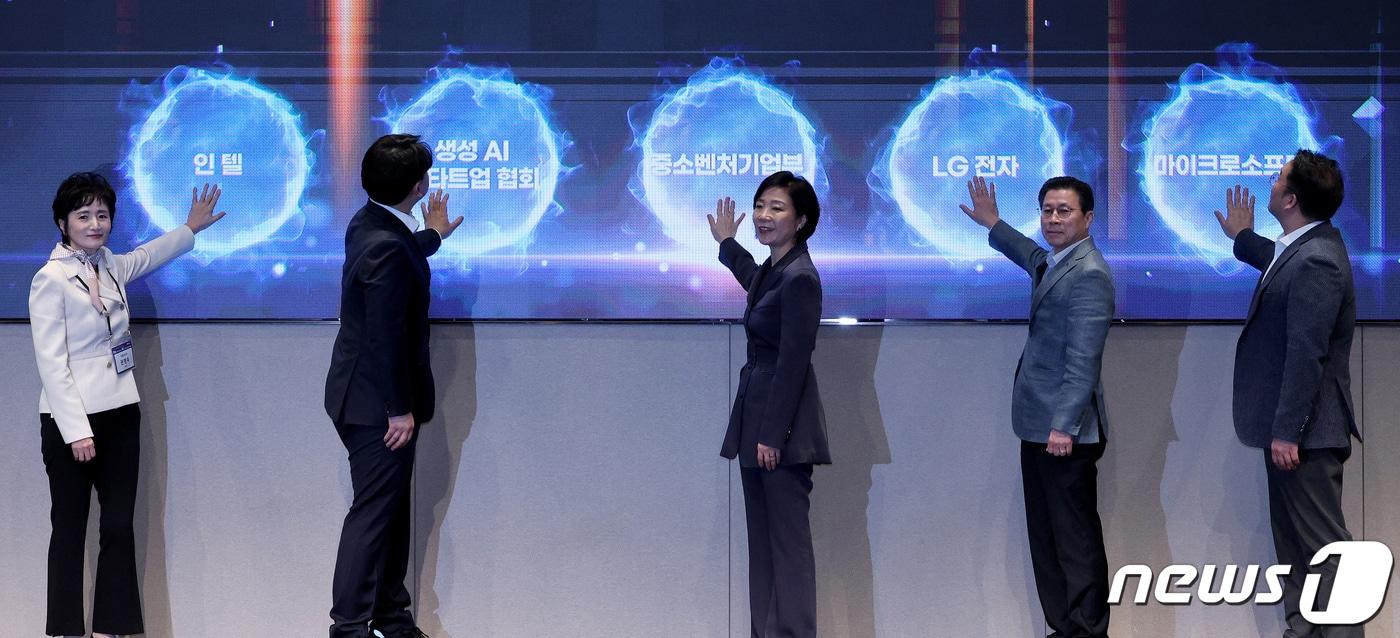 오영주 중소벤처기업부 장관(가운데)이 지난해 4월 21일 오전 서울 강남구 조선팰리스 호텔에서 열린 '온 디바이스 AI 챌린지, 초격차 스타트업 1000+ 프로젝트 챌린지'에서 기업 대표들과 출범 세리머니를 하고 있다. 2024.3.21/뉴스1 ⓒ News1 장수영 기자