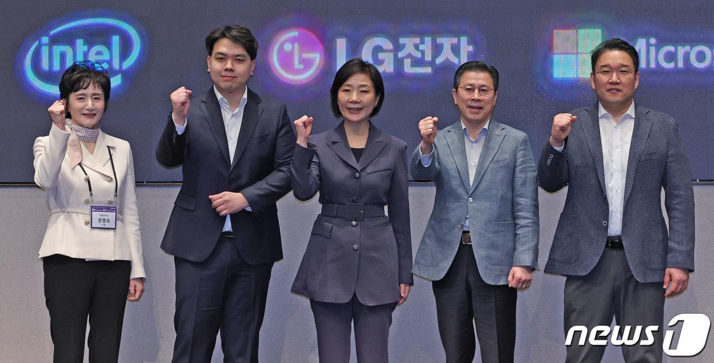 오영주 중소벤처기업부 장관(가운데)이 서울 강남구 조선팰리스 호텔에서 열린 '온 디바이스 AI 챌린지, 초격차 스타트업 1000+ 프로젝트 챌린지'에서 기업 대표들과 파이팅을 외치고 있다. 왼쪽부터 권명숙 인텔코리아 대표, 이세영 생성AI스타트업협회장, 오영주 장관, 장익환 LG전자 BS사업본부장, 조원우 마이크로소프트 코리아 대표. 2024.3.21/뉴스1 ⓒ News1 장수영 기자