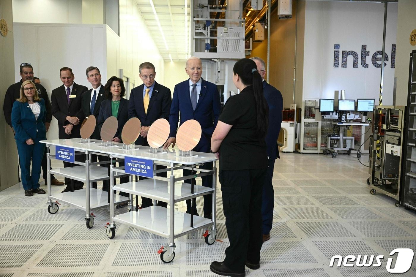 조 바이든 미국 대통령이 20일&#40;현지시간&#41; 애리조나주 챈들러에 있는 인텔 인텔 오코틸로 캠퍼스를 찾아 팻 갤싱어 인텔 CEO와 반도체 웨이퍼를 보며 설명을 듣고 있다. 2024.3.21 ⓒ AFP=뉴스1 ⓒ News1 우동명 기자