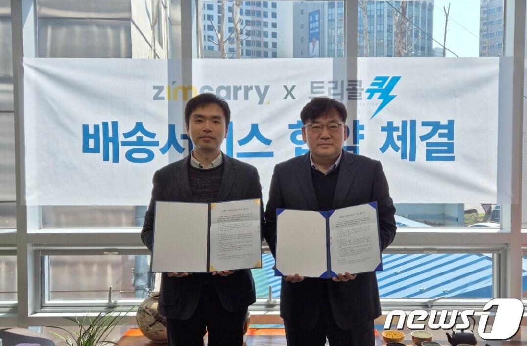 본문 이미지 -  손진현 짐캐리 대표(왼쪽)와 송윤섭 삼주 트리콜 상무이사가 업무협약 후 기념사진을 찍고 있다.(삼주 트리콜 제공)