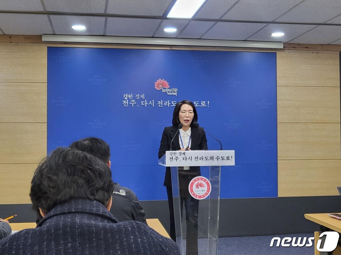본문 이미지 - 백미영 시 버스정책과장은 21일 시청에서 브리핑을 열고 "출근길 불편을 겪은 시민들께 죄송하다"며 "사태가 장기화 되지 않도록 적극 노력하겠다"고 밝혔다./뉴스1