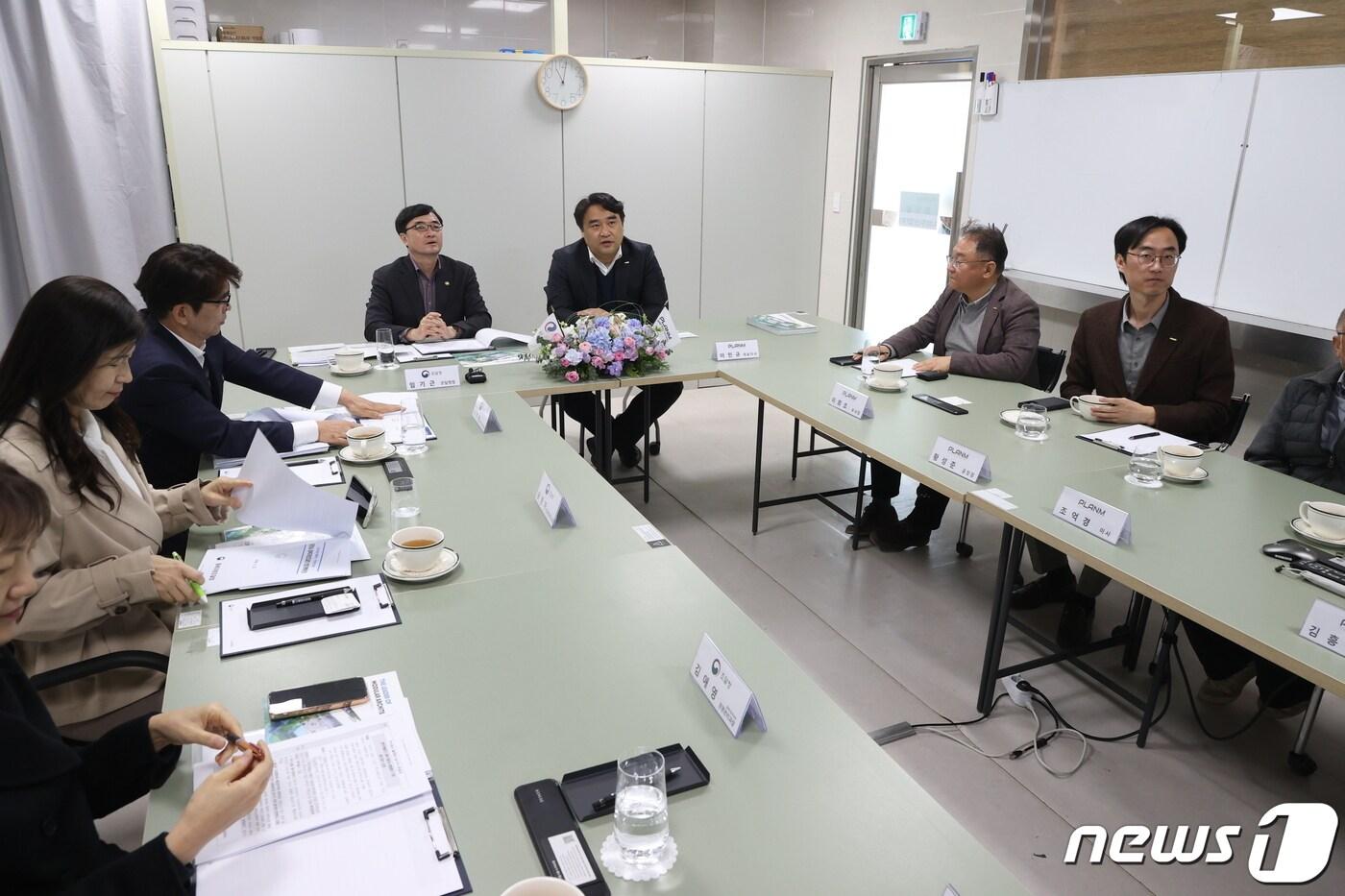 임기근 조달청장이 21일 충북 음성군 소재 &#40;주&#41;플랜엠을 방문, 기술력 있는 창업기업 성장을 위한 지원방안에 대해 논의하고 있다. &#40;조달청 제공&#41;/뉴스1