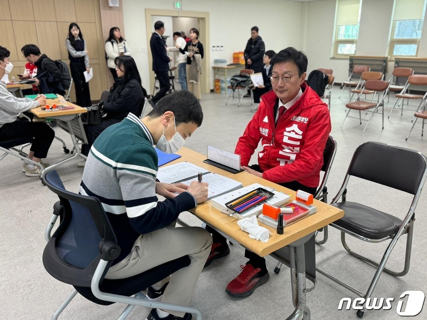 본문 이미지 - 20일 인천 남동구선거관리위원회에서 국민의힘 손범규 인천 남동갑 국회의원 후보가 후보 등록을 하고 있다.2024.3.21 ⓒ News1 박소영 기자