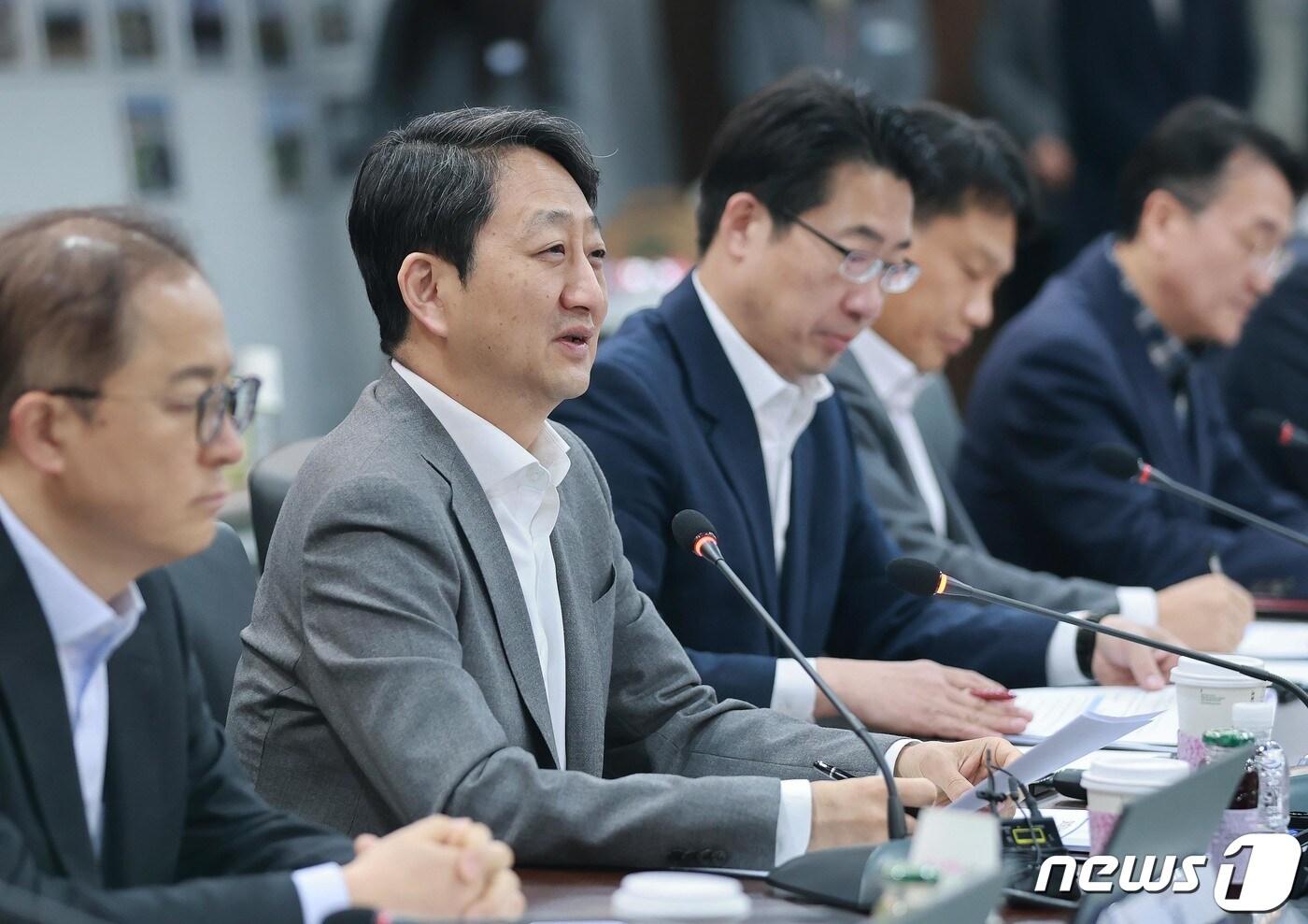 본문 이미지 - 안덕근 산업통상자원부 장관이 21일 오후 경기도 용인시에 위치한 SK 하이닉스 용인 반도체 클러스터 일대를 방문, 반도체 메가클라스터 구축을 위한 간담회를 하고 있다. (산업통상자원부 제공) 2024.3.21/뉴스1