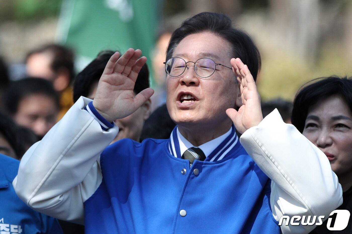 본문 이미지 - 이재명 더불어민주당 대표가 21일 광주 북구 전남대학교 후문을 찾아 시민들에게 지지 호소를 하고 있다.  (공동취재) 2024.3.21/뉴스1 ⓒ News1 김태성 기자
