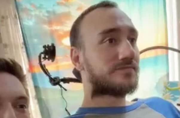 본문 이미지 - 뉴럴링크의 반도체 '텔레파시'를 이식한 첫 번째 환자 놀란드 아르보(29)가 노트북으로 온라인 체스 게임을 즐기고 있다(X 'Neuralink' 갈무리). 2024.3.20.