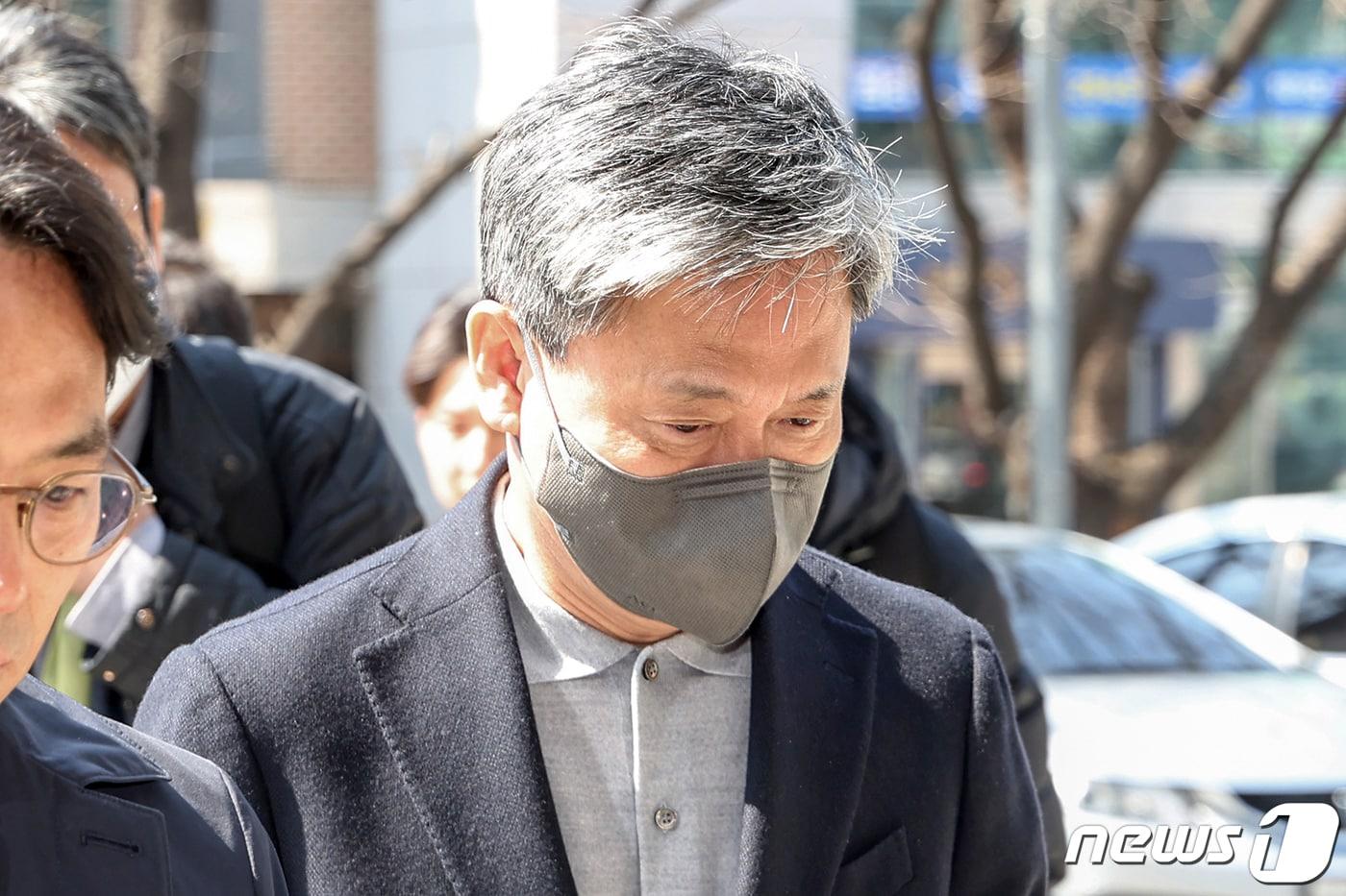 '드라마 제작사 고가 인수 의혹'을 받는 김성수 카카오엔터테인먼트 대표가 21일 오후 서울 양천구 남부지방법원에서 열린 영장실질심사에 출석하고 있다. 앞서 검찰은 지난 1월29일 김 대표에 대해 구속영장을 청구했었다. 하지만 서울남부지법은 "증거 인멸이나 도주 우려가 있다고 보기 어렵다＂며 구속영장을 기각한 바 있다. 2024.3.21/뉴스1 ⓒ News1 민경석 기자