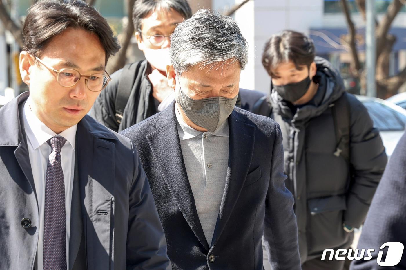'드라마 제작사 고가 인수 의혹'을 받는 김성수 카카오엔터테인먼트 대표가 21일 오후 서울 양천구 남부지방법원에서 열린 영장실질심사에 출석하고 있다. 앞서 검찰은 지난 1월29일 김 대표에 대해 구속영장을 청구했었다. 하지만 서울남부지법은 "증거 인멸이나 도주 우려가 있다고 보기 어렵다＂며 구속영장을 기각한 바 있다. 2024.3.21/뉴스1 ⓒ News1 민경석 기자
