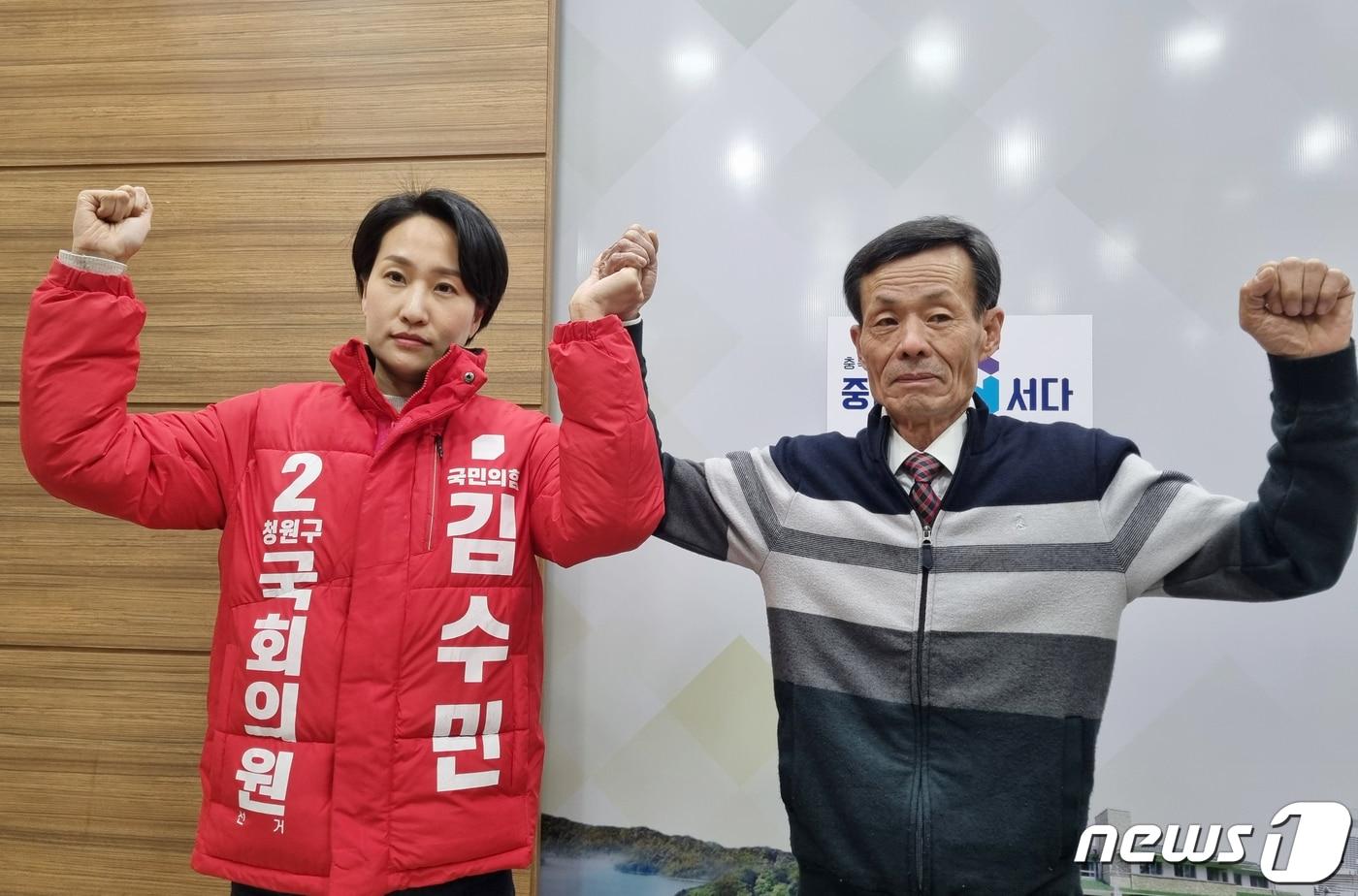 본문 이미지 - 국민의힘 김수민 후보와 개혁신당 장석남 후보가 21일 충북도청 브리핑룸에서 손을 잡고 필승을 다짐하고 있다.